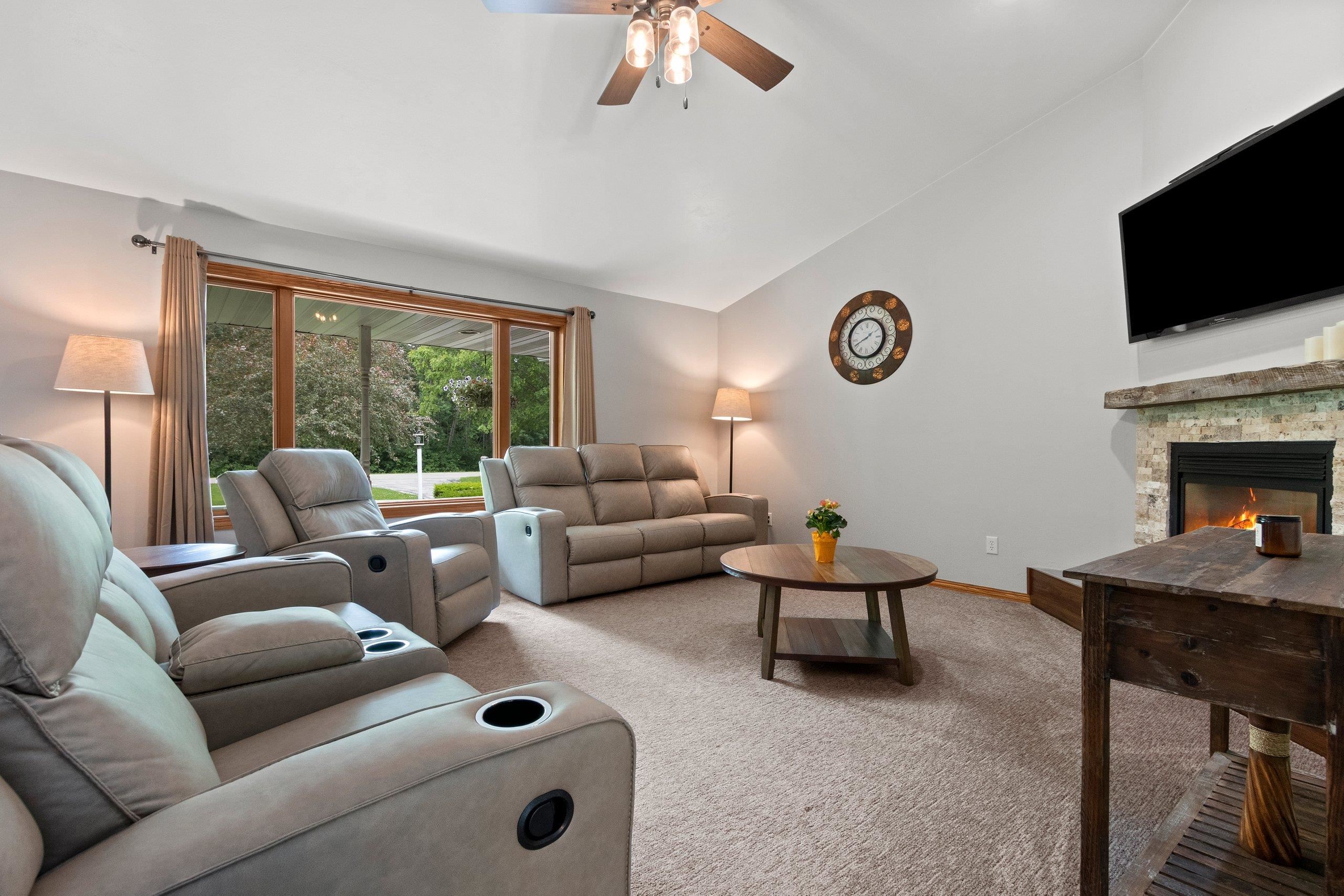 DE PERE, Wisconsin, 54115, United States, 3 Bedrooms Bedrooms, ,4 BathroomsBathrooms,Residential,For Sale,1912239