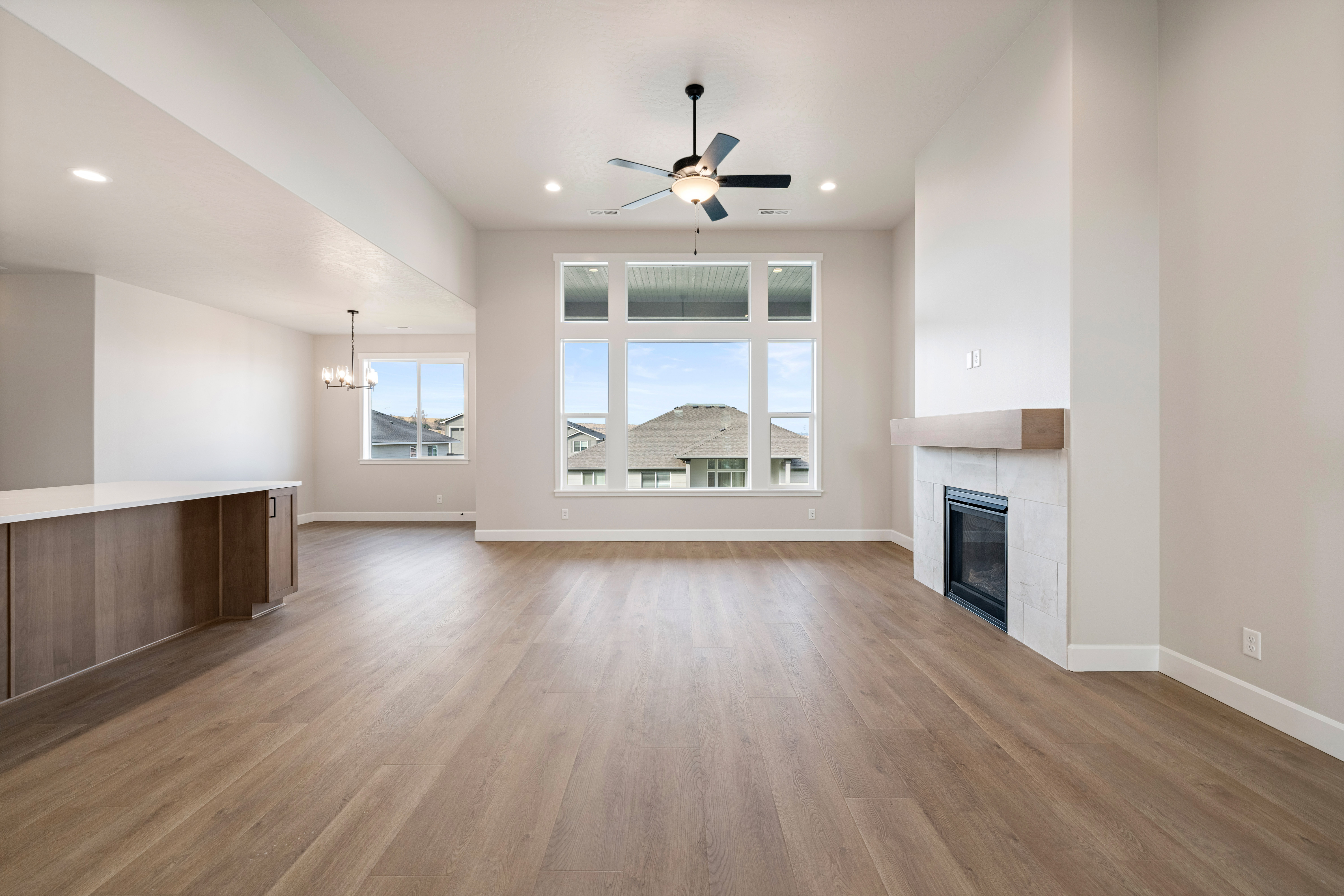  4 Beds, RV Garage & Large Pantry - 物件實景
