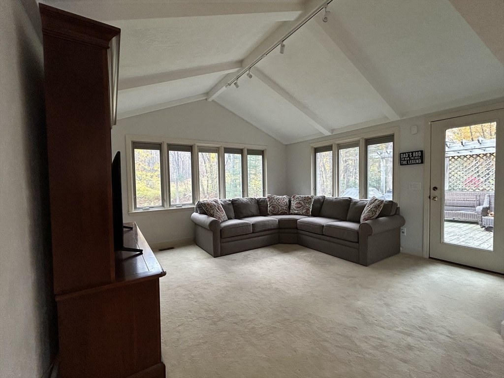 Framingham, Massachusetts, 01701, United States, 4 Bedrooms Bedrooms, ,3 BathroomsBathrooms,Residential,For Sale,1988982