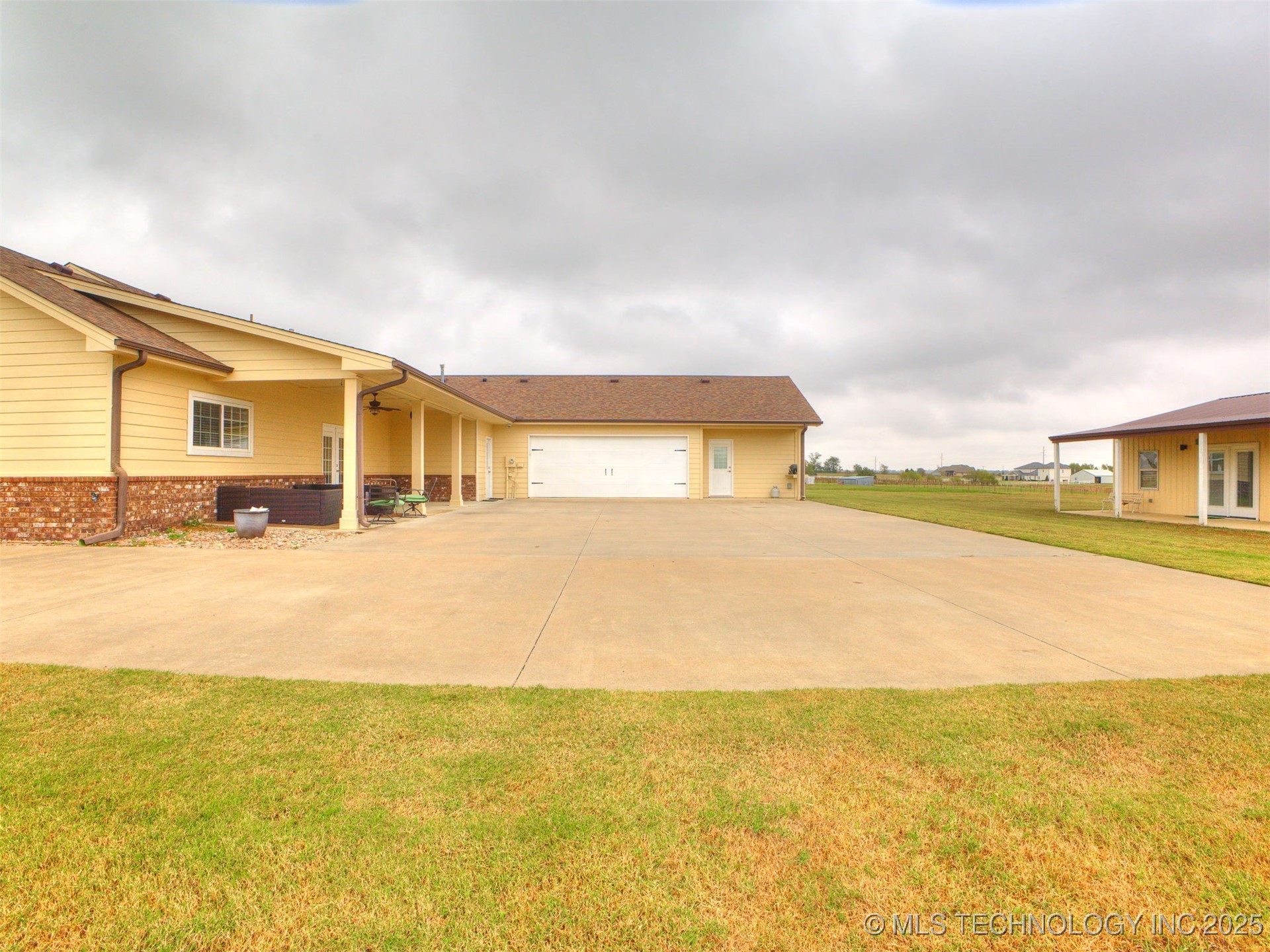 Mounds, Oklahoma, 74047, United States, 4 Bedrooms Bedrooms, ,4 BathroomsBathrooms,Residential,For Sale,1985246