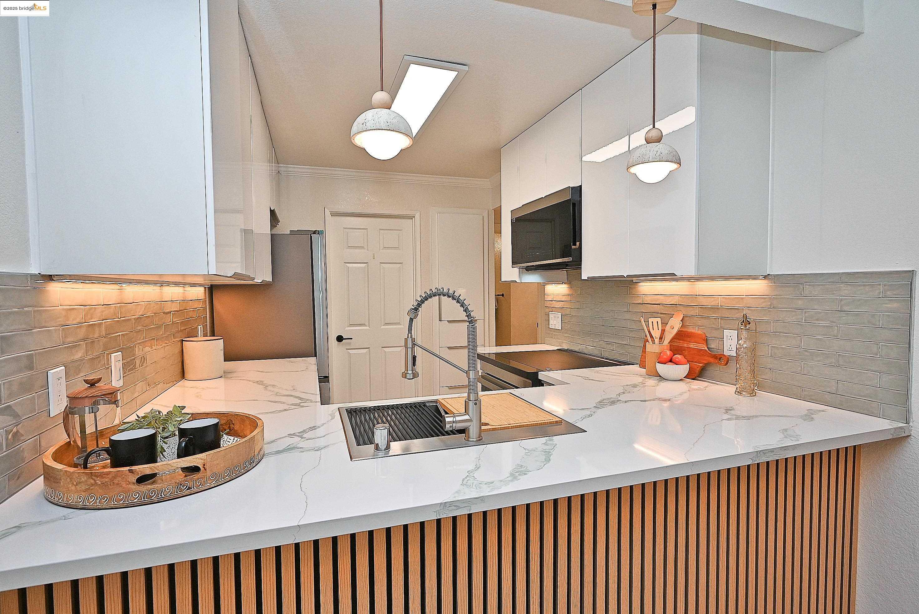 Oakland, California, 94605, United States, 2 Bedrooms Bedrooms, ,2 BathroomsBathrooms,Residential,For Sale,2000810