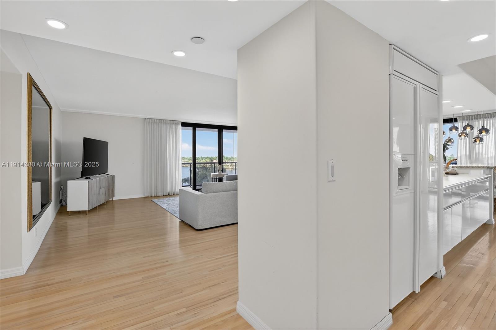 Aventura, Florida, 33180, United States, 3 Bedrooms Bedrooms, ,3 BathroomsBathrooms,Residential,For Sale,1994376