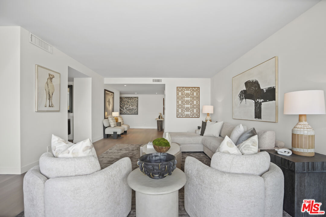 West Hollywood, California, 90069, United States, 2 Bedrooms Bedrooms, ,2 BathroomsBathrooms,Residential,For Sale,1910905
