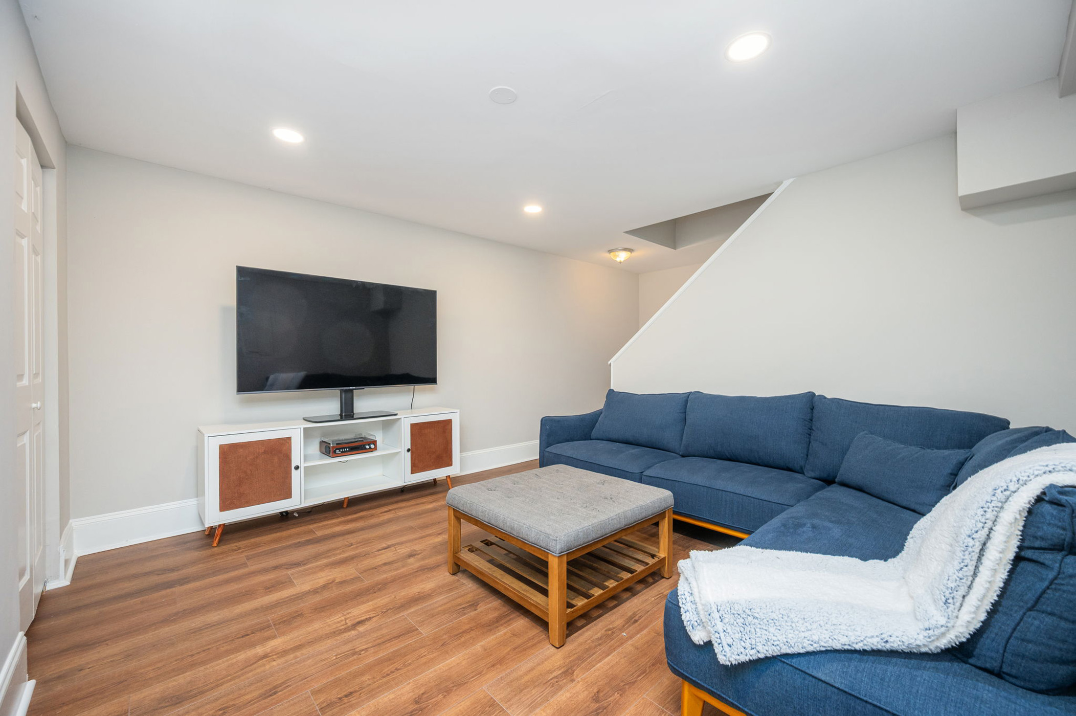  Exceptional Home Nestled on 0.83+/- Acre Picturesque Corner Lot - 物件實景