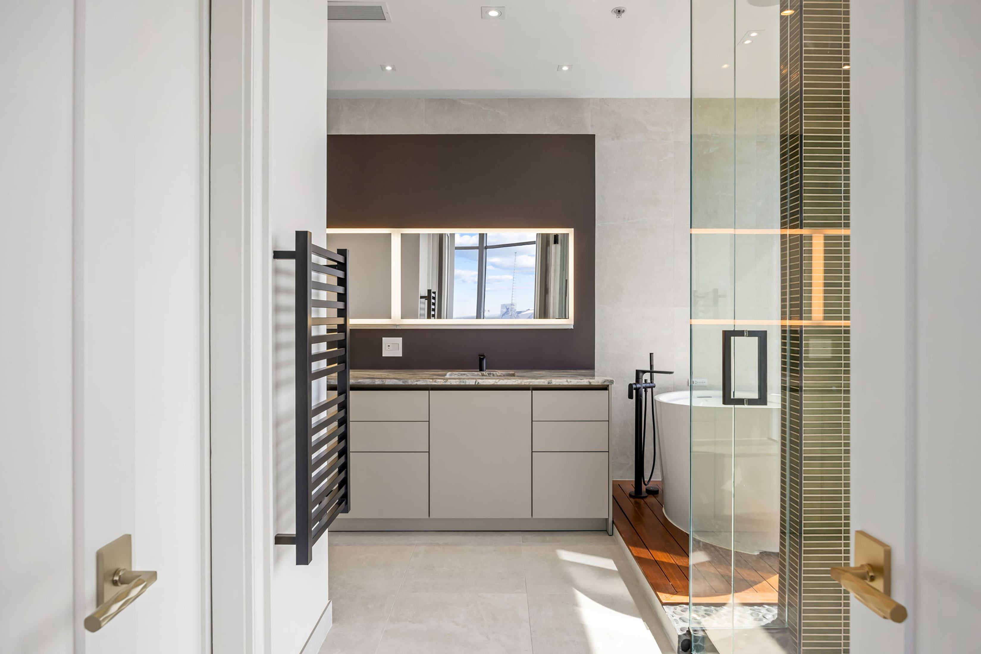  Exceptional Three Bedroom Plus Den Atop The Coveted Loews Hotel - 物件實景