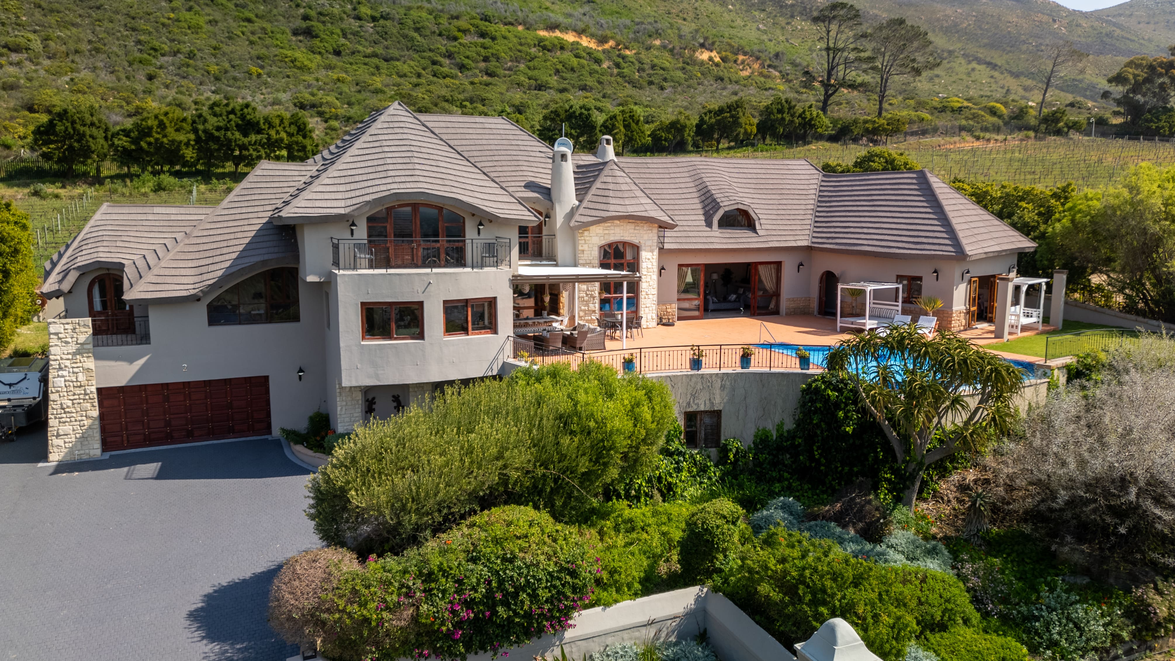  Elevated Family Living with Exceptional Mountain and Valley Views - 物件實景
