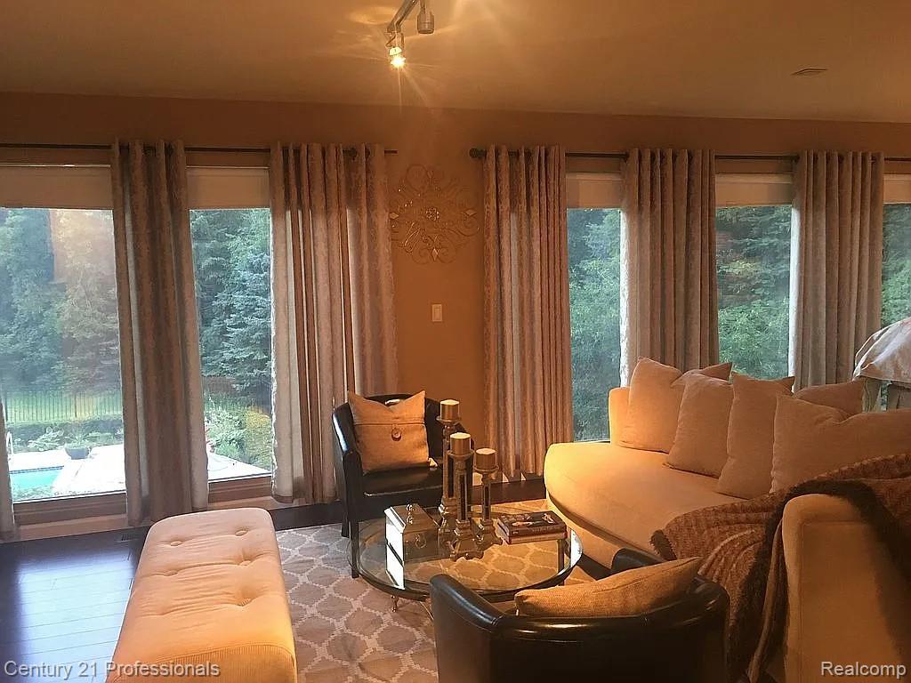 OrchardLake, Michigan, 48323, United States, 5 Bedrooms Bedrooms, ,5 BathroomsBathrooms,Residential,For Sale,1980200