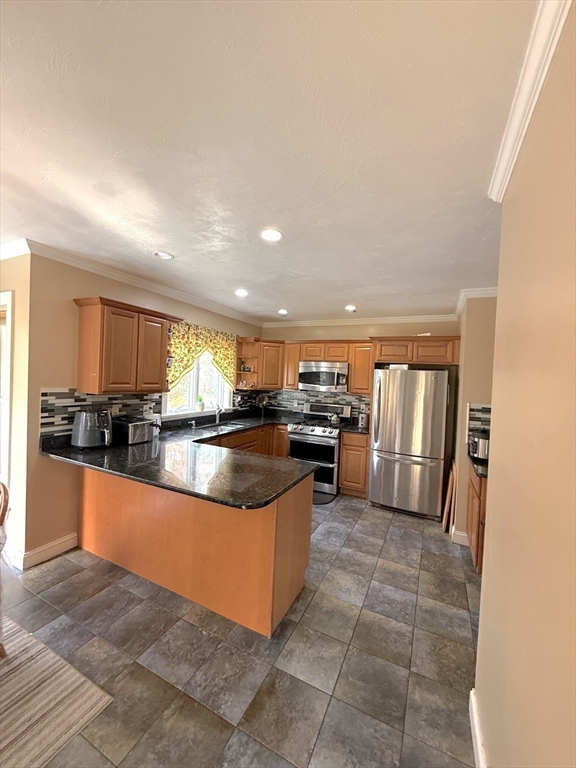 Middleton, Massachusetts, 01949, United States, 4 Bedrooms Bedrooms, ,4 BathroomsBathrooms,Residential,For Sale,1990788