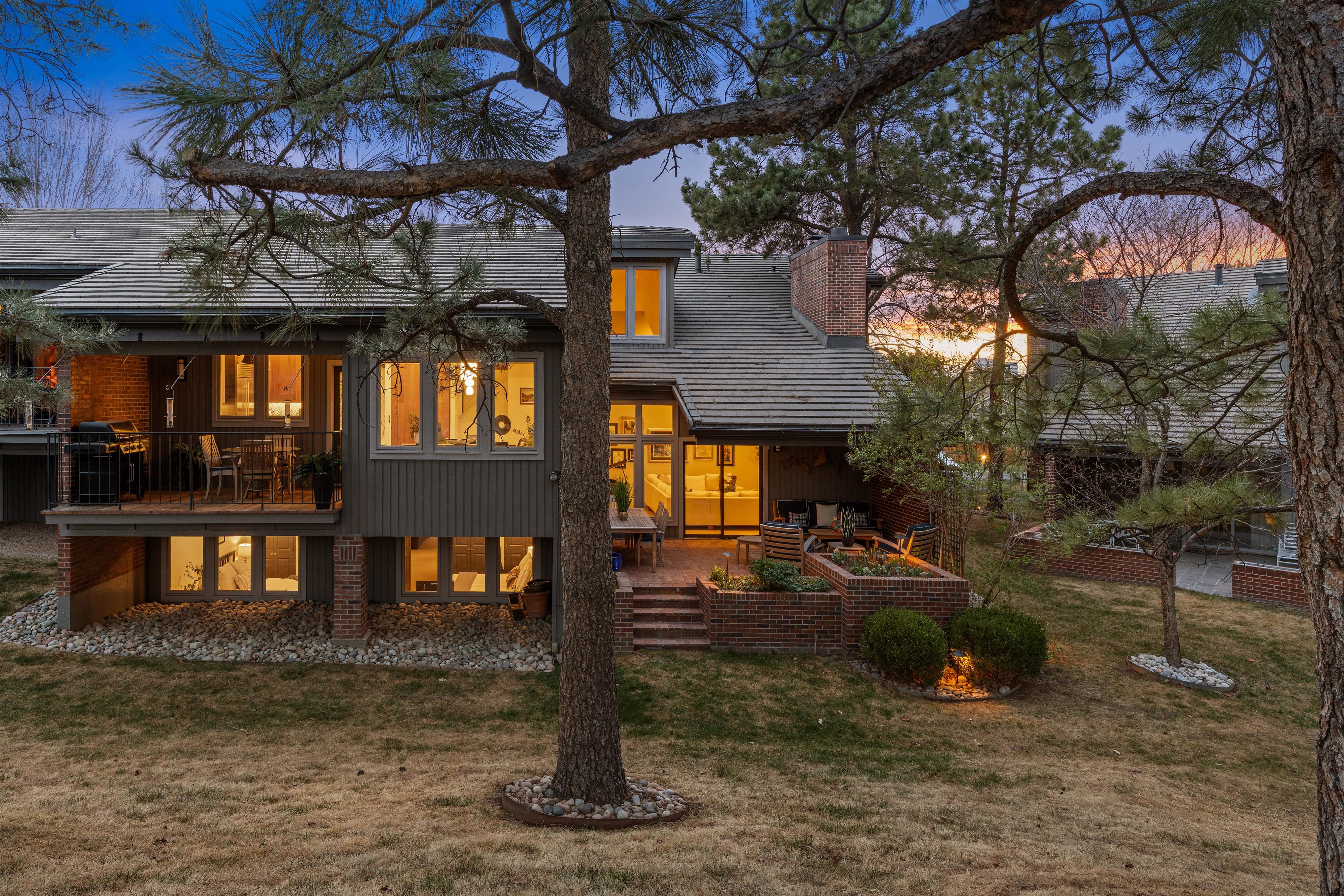  A Rare Offering: Five Bedrooms & Four Bathrooms Thoughtfully Designed Townhome - 物件實景