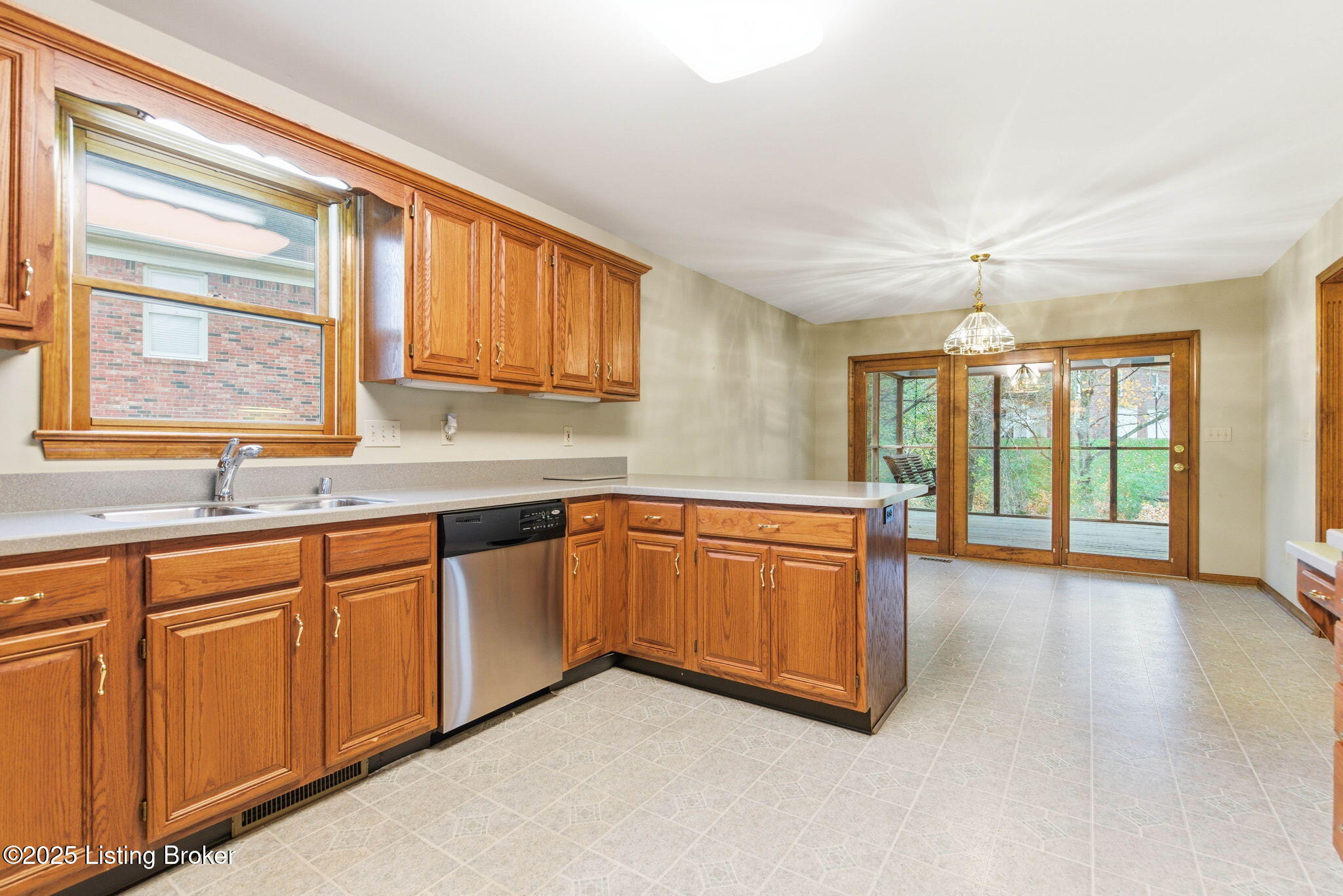 Prospect, Kentucky, 40059, United States, 3 Bedrooms Bedrooms, ,3 BathroomsBathrooms,Residential,For Sale,1996132