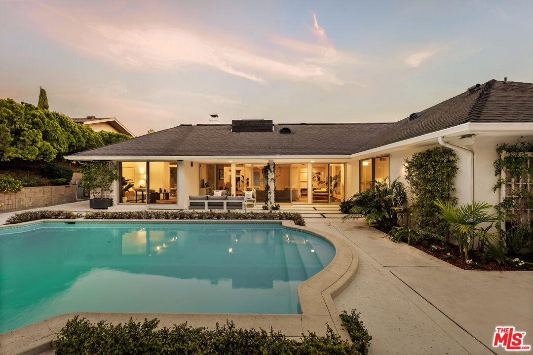 Los Angeles, California, 90027, United States, 4 Bedrooms Bedrooms, ,2 BathroomsBathrooms,Residential,For Sale,1989573