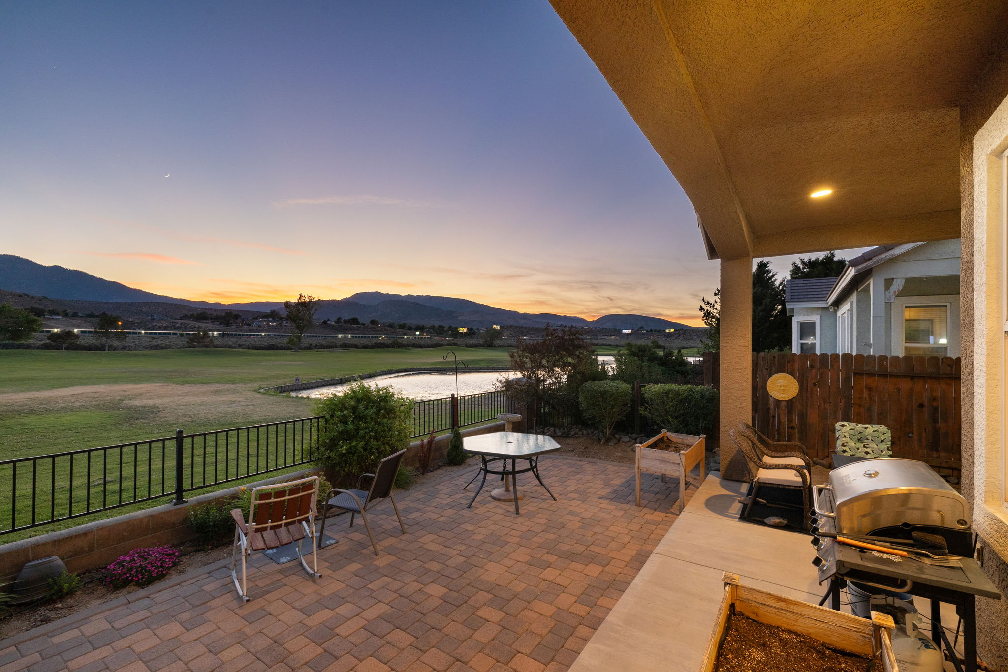  Refined Minden Living with Designer Touches and Captivating Mountain Views - 物件實景