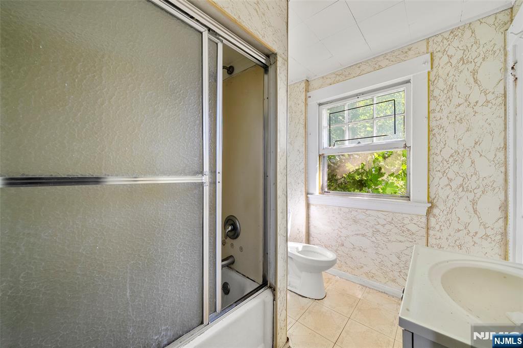 Englewood, New Jersey, 07631, United States, 3 Bedrooms Bedrooms, ,2 BathroomsBathrooms,Residential,For Sale,1925520