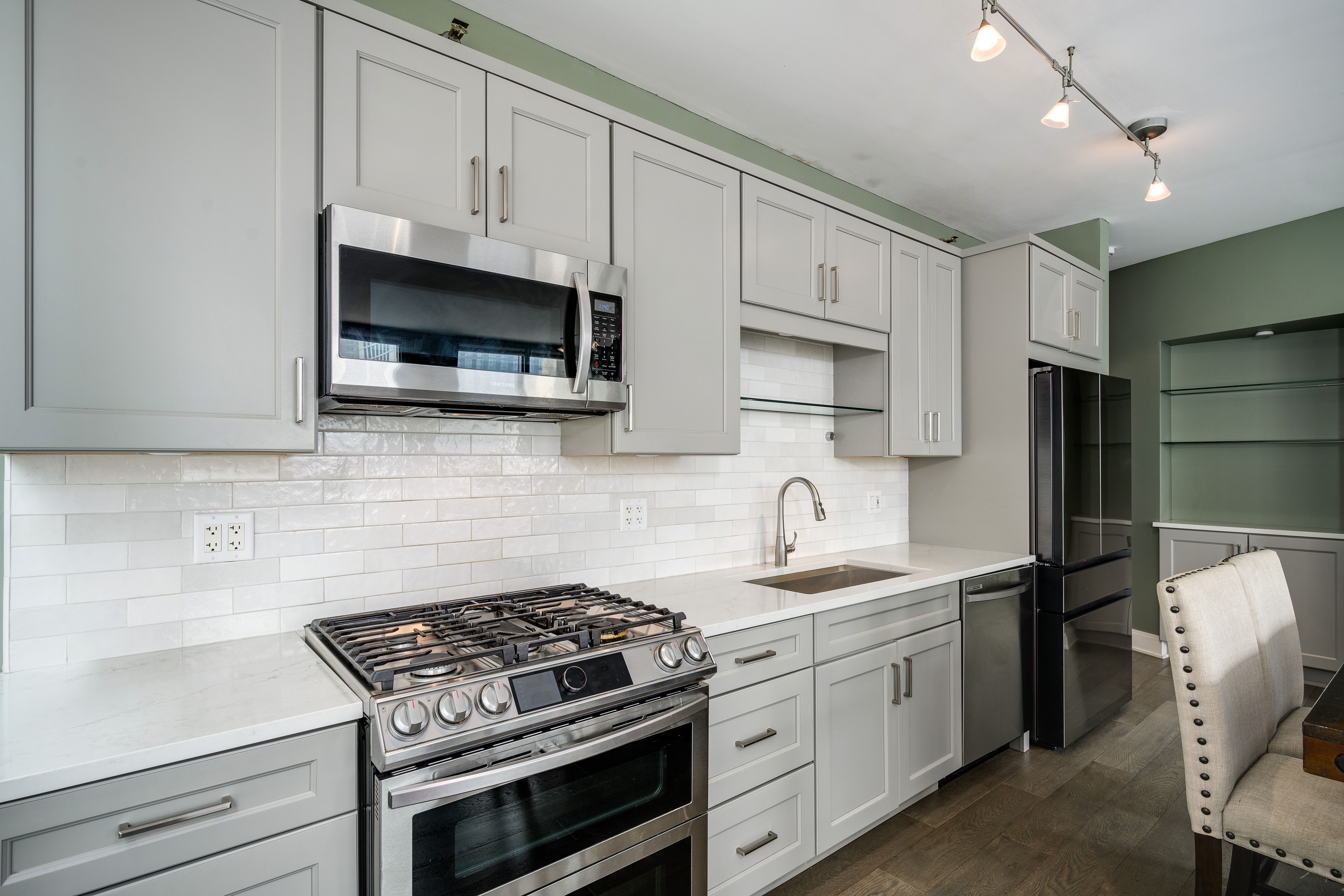  Experience Elevated City Living in This Beautifully Renovated Corner Residence - 物件實景