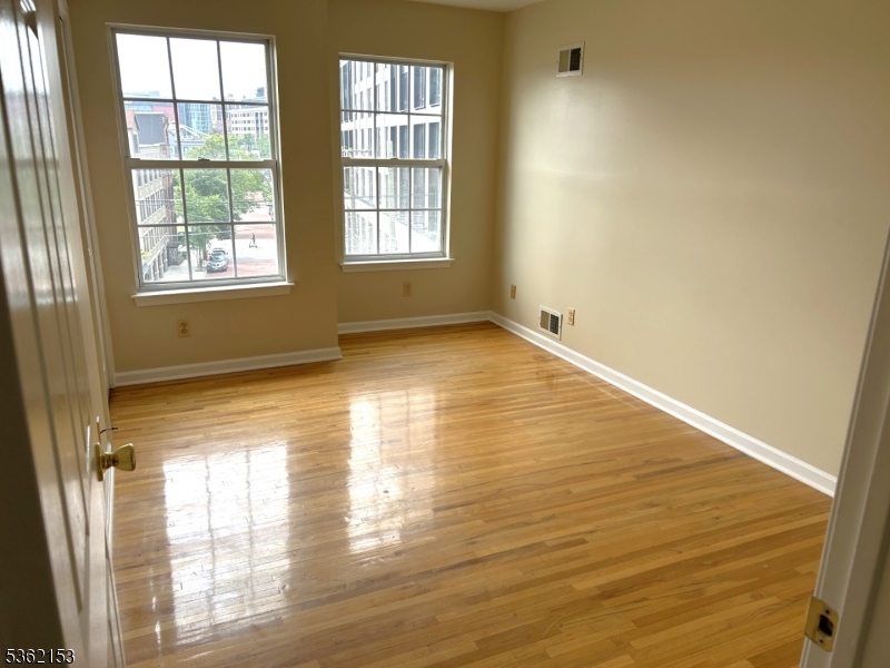 Newark City, New Jersey, 07105, United States, 2 Bedrooms Bedrooms, ,3 BathroomsBathrooms,Residential,For Sale,1849071