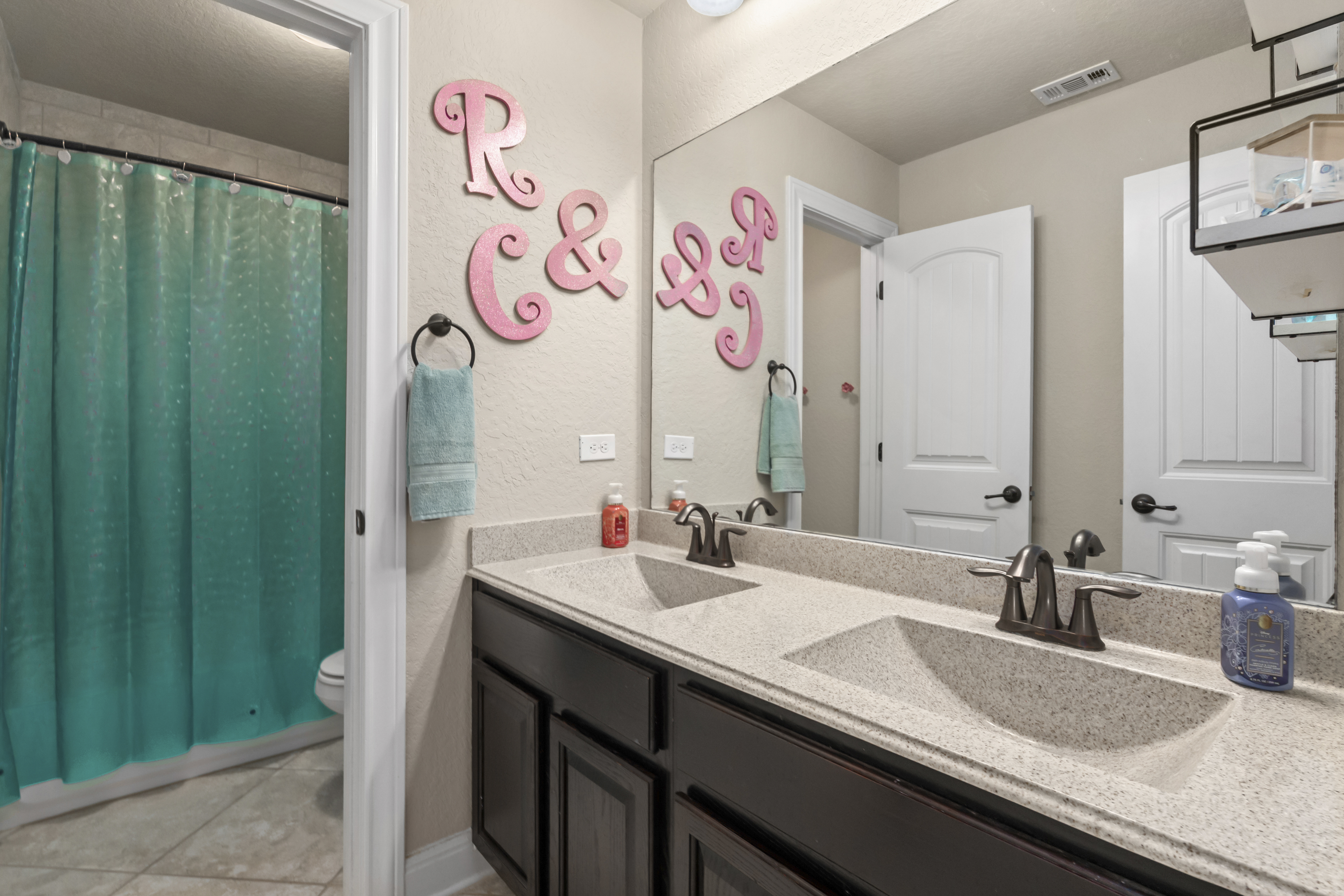  Thoughtfully Designed with Exceptional Floor Plan - 物件實景