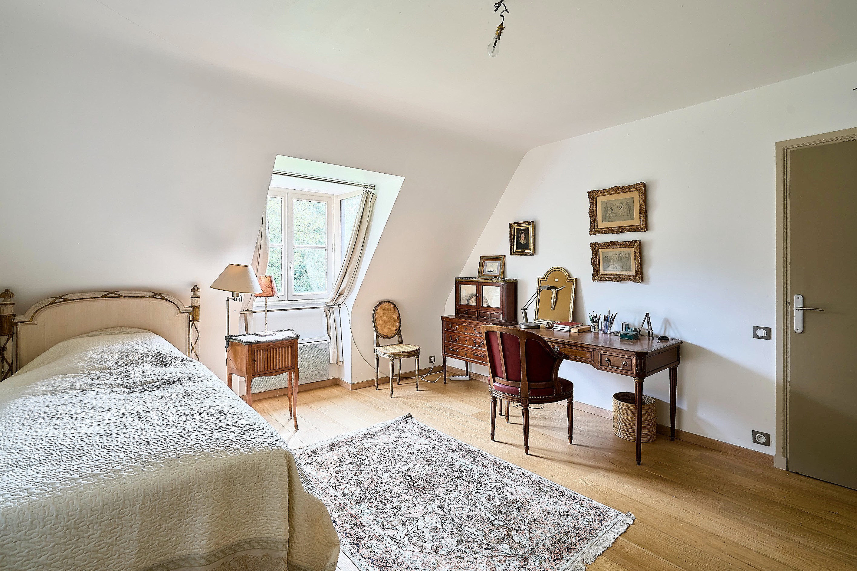  Substantial Family Residence in Croix - 232m² with 2716m² Land - 物件實景