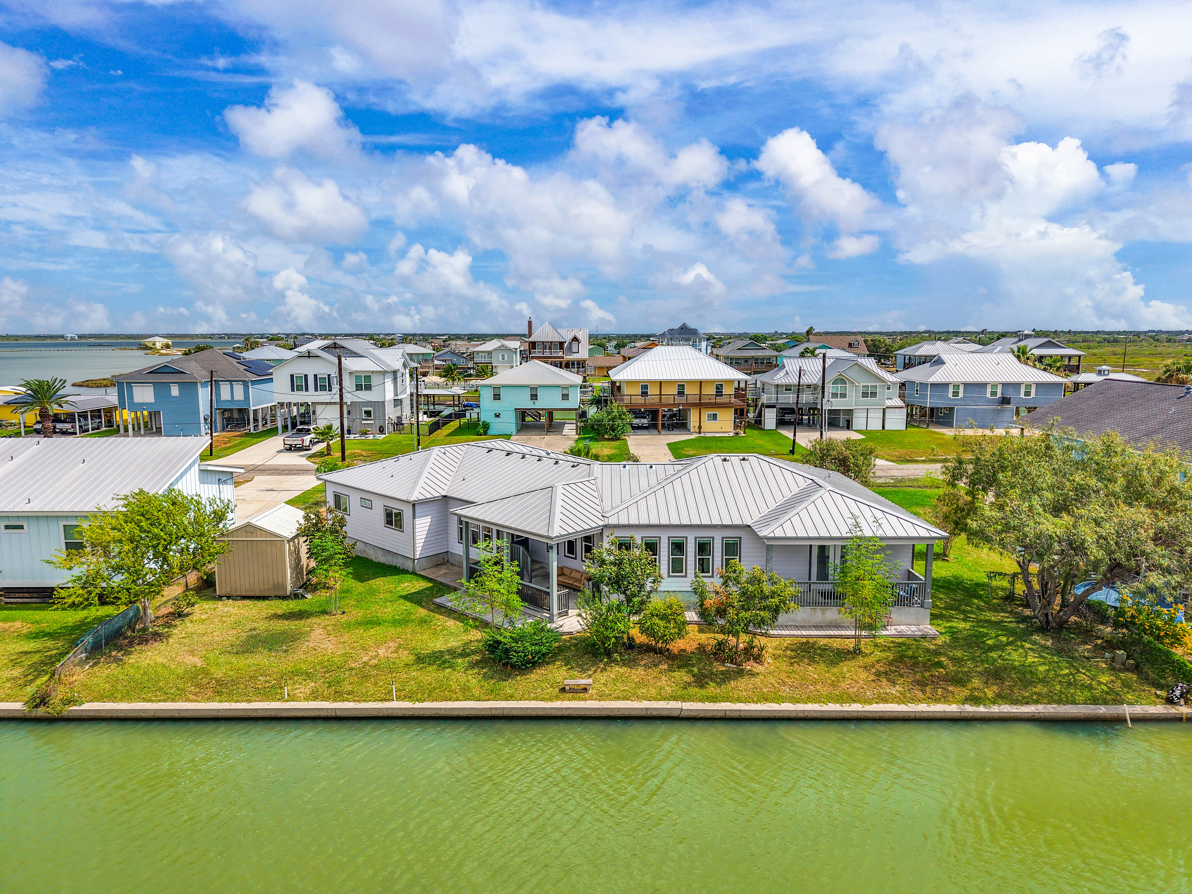  Beautiful Coastal Home on Oversized Lot - 物件實景