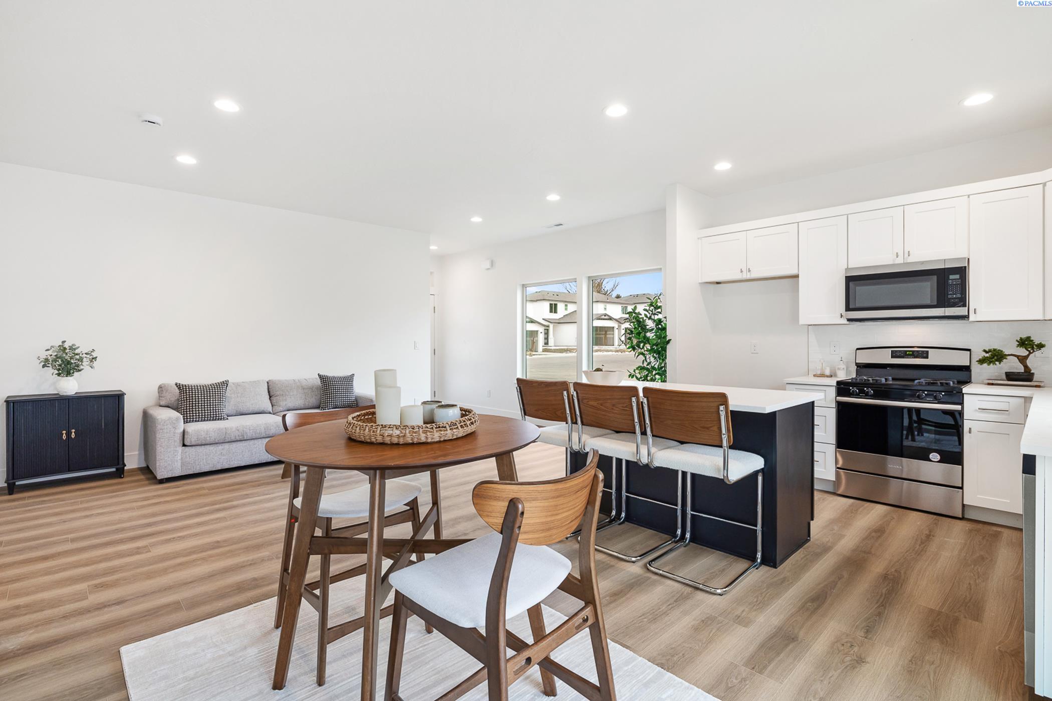 Kennewick, Washington, 99337, United States, 5 Bedrooms Bedrooms, ,Residential,For Sale,1940850