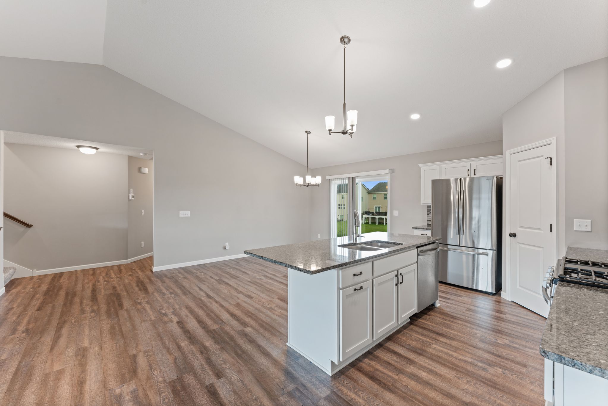  Spacious Walkout Living on a Prime Corner Lot - 物件實景