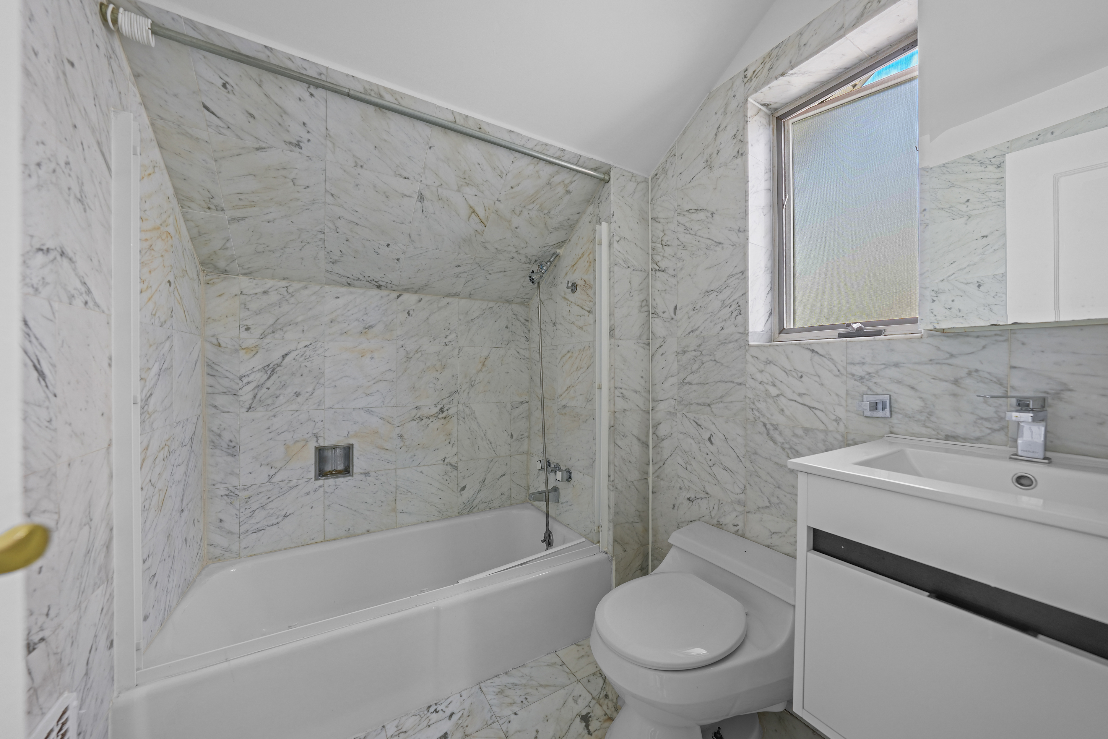 Brooklyn, New York, 11210, United States, 4 Bedrooms Bedrooms, ,4 BathroomsBathrooms,Residential,For Sale,1981827