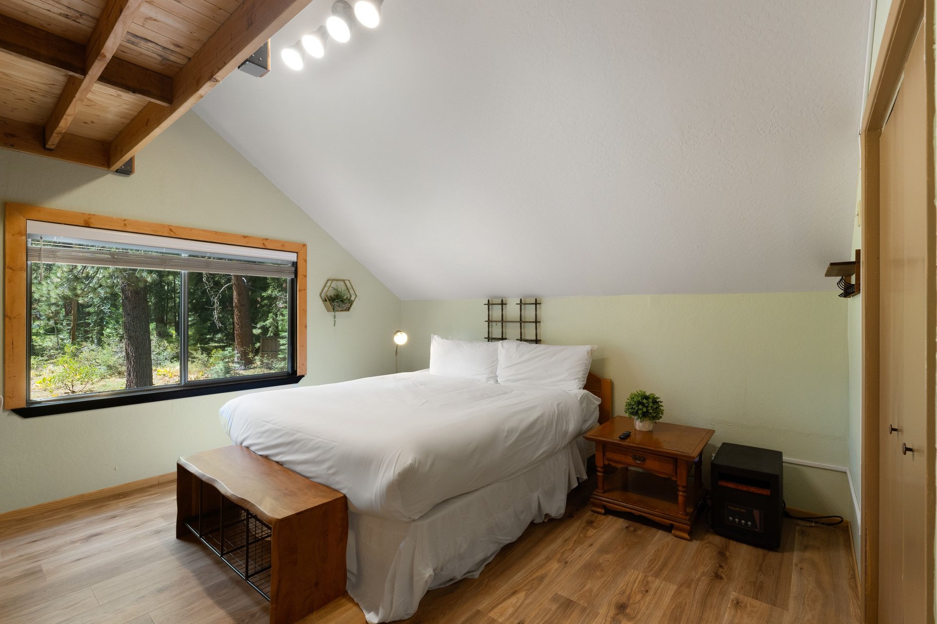  West Shore Gem - An Authentic Pineland Chalet with Detached Garage + Studio - 物件實景