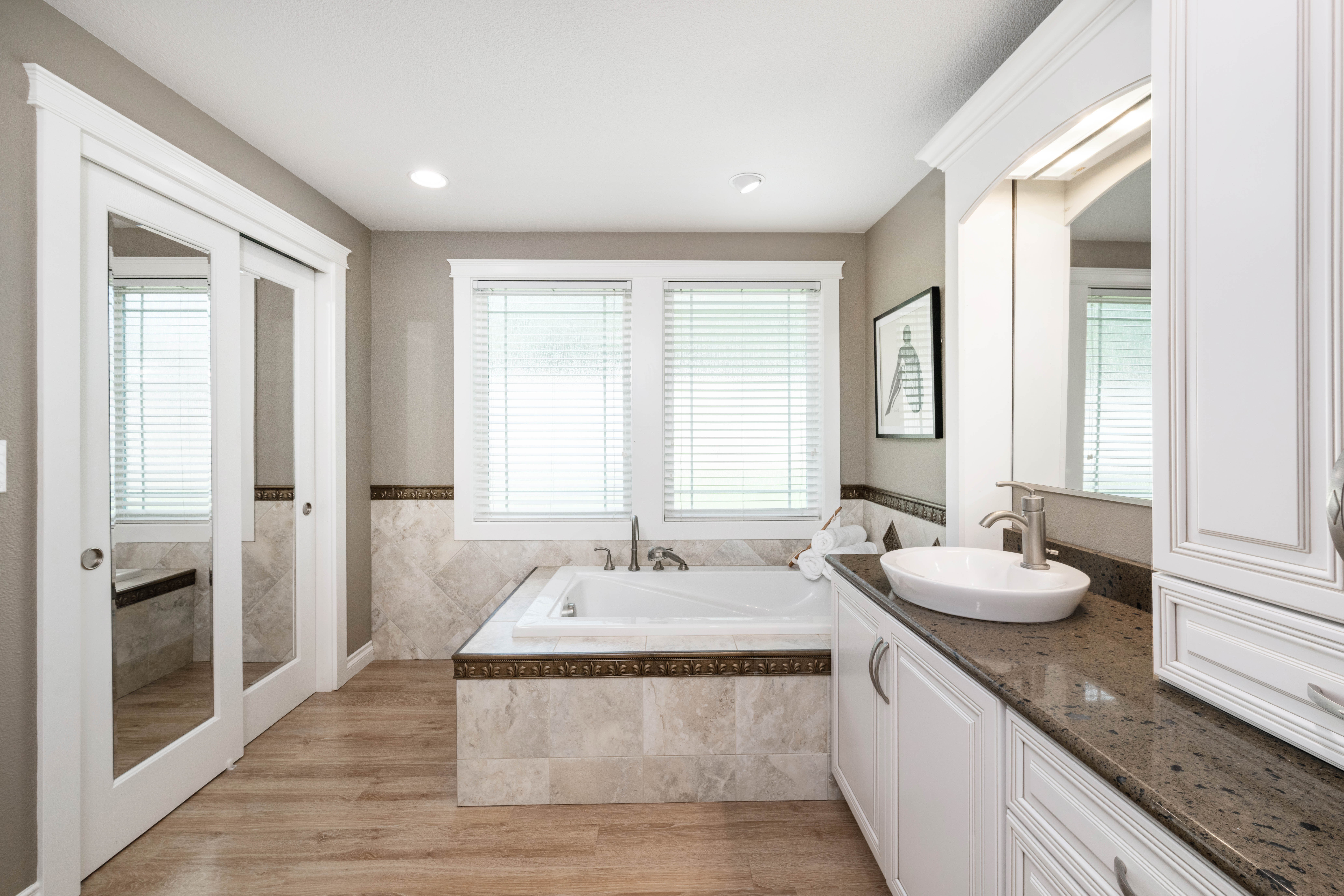  ROOM FOR SHOP/ POOL. IMMACULATELY CARED FOR HOME - 物件實景