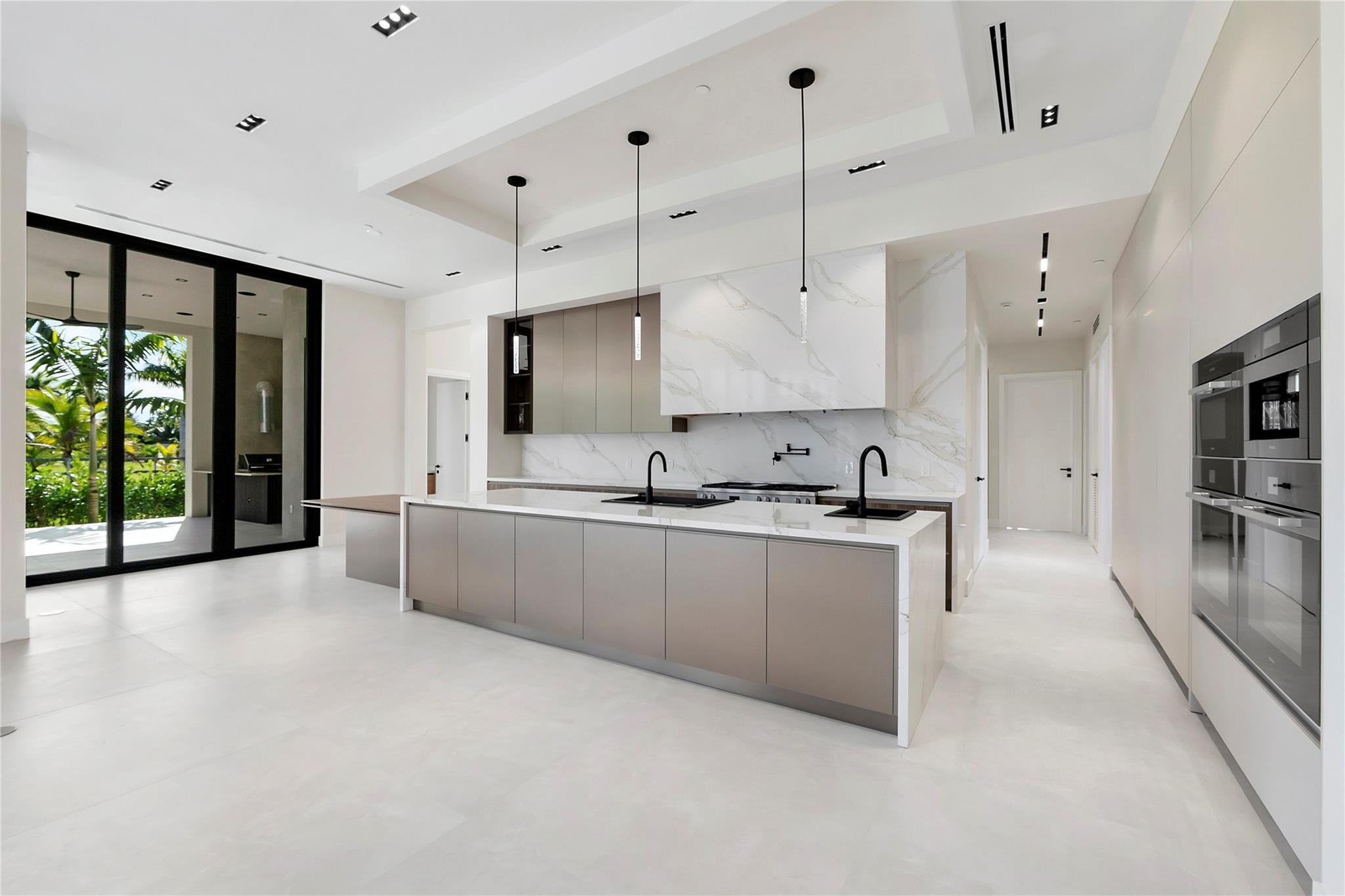 Plantation, Florida, 33323, United States, 6 Bedrooms Bedrooms, ,8 BathroomsBathrooms,Residential,For Sale,1984384