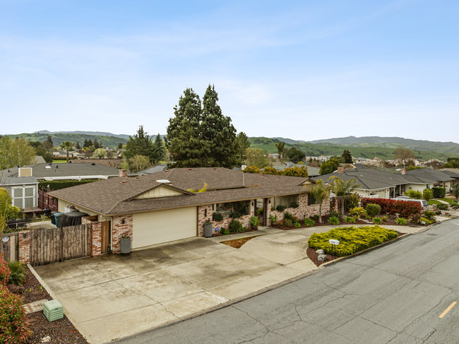 Hollister, California, 95023, United States, 3 Bedrooms Bedrooms, ,2 BathroomsBathrooms,Residential,For Sale,1882231