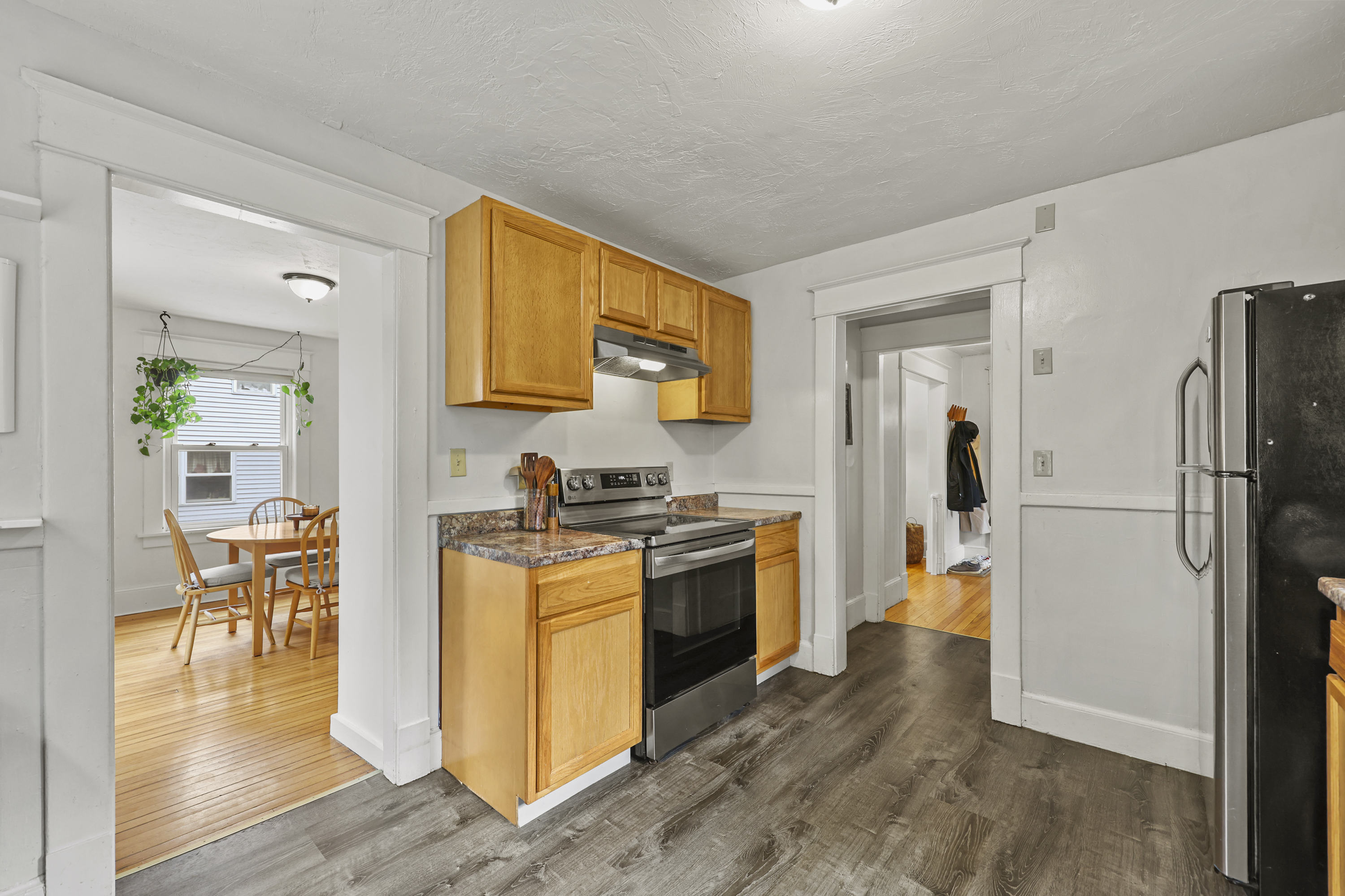  Sunlit, Well-Kept Home with Easy Flow and Quiet Setting - 物件實景