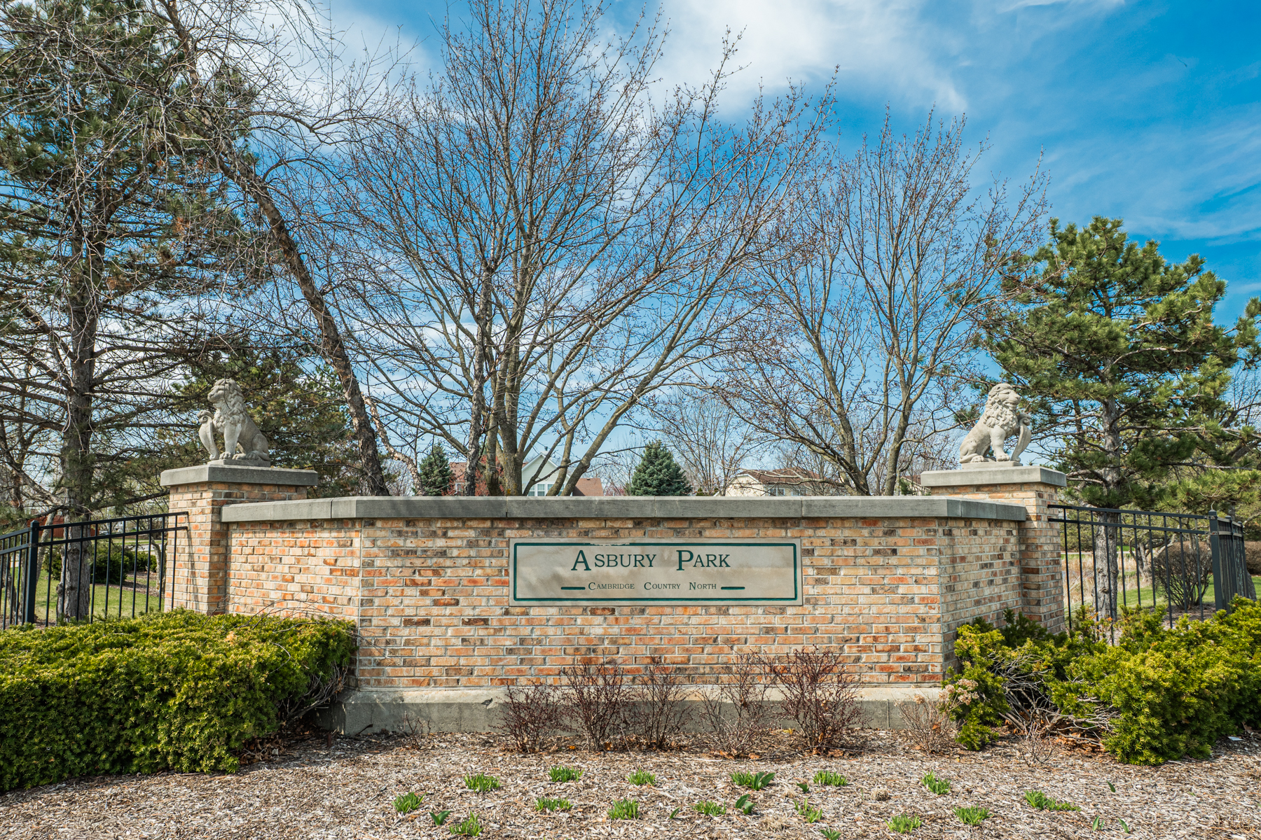  Beautifully Maintained Storybook Home - 物件實景