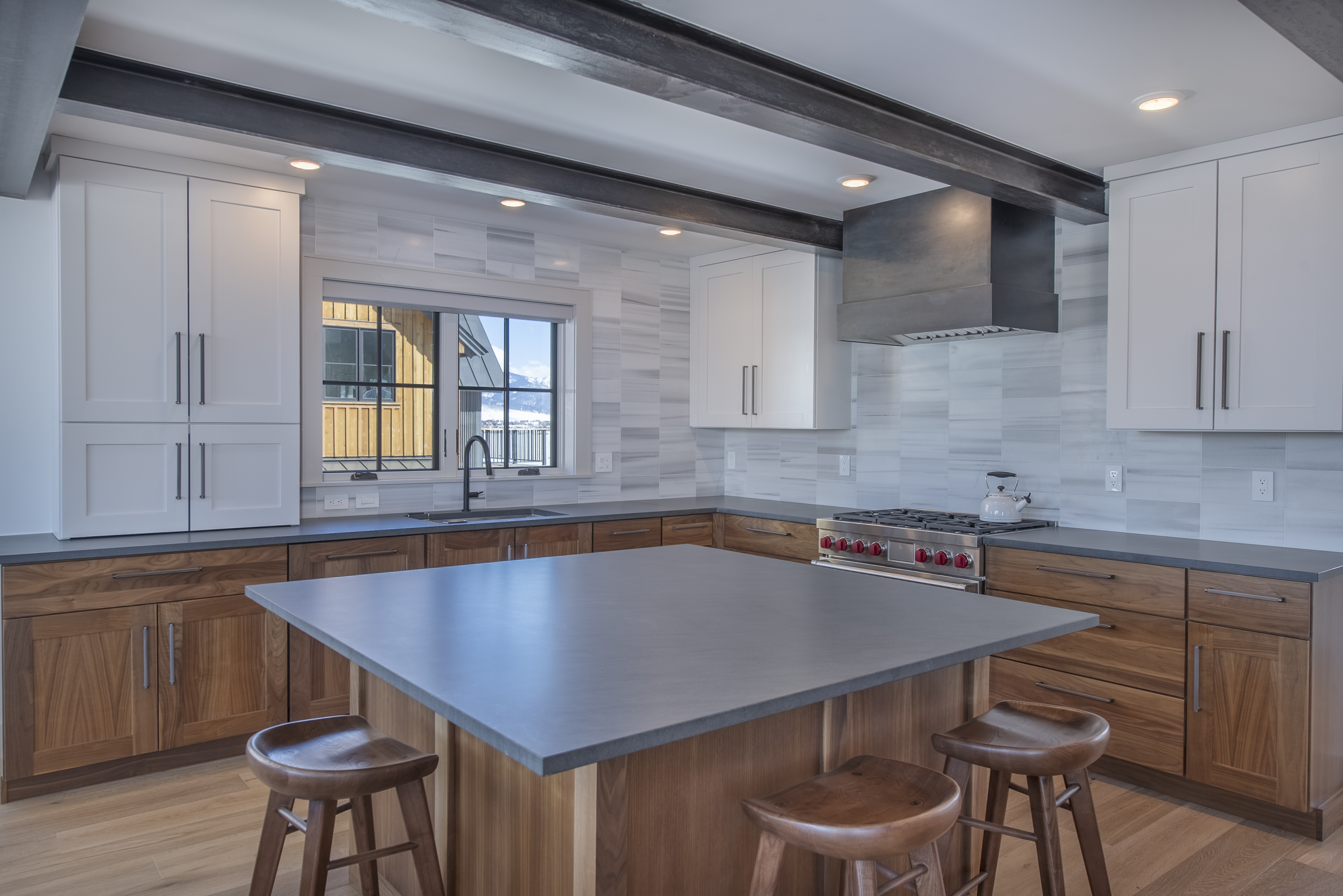  Big And Beautiful In The Desirable And Peaceful East End Of Town - 物件實景