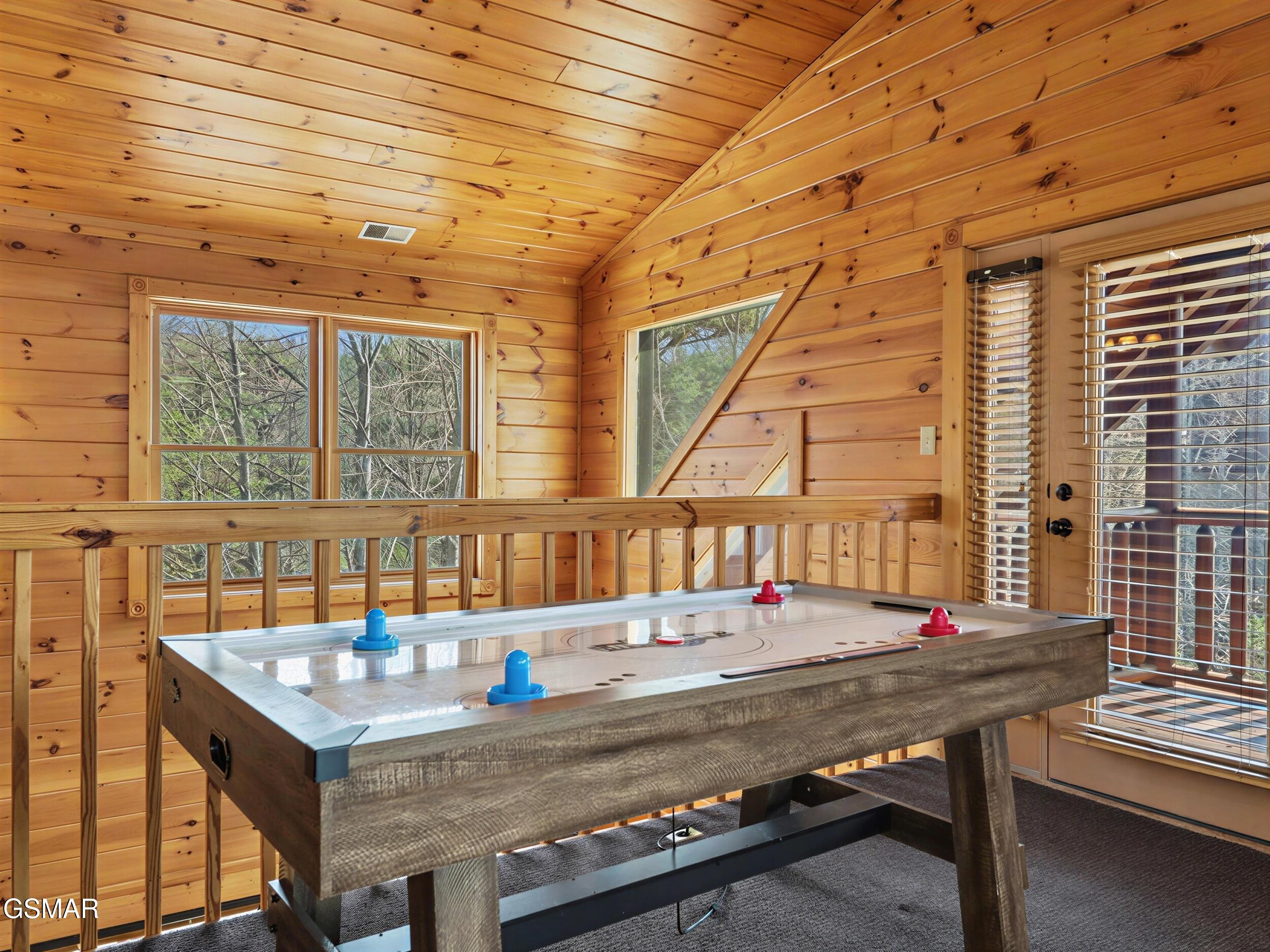 Gatlinburg, Tennessee, 37738, United States, 2 Bedrooms Bedrooms, ,3 BathroomsBathrooms,Residential,For Sale,2024380