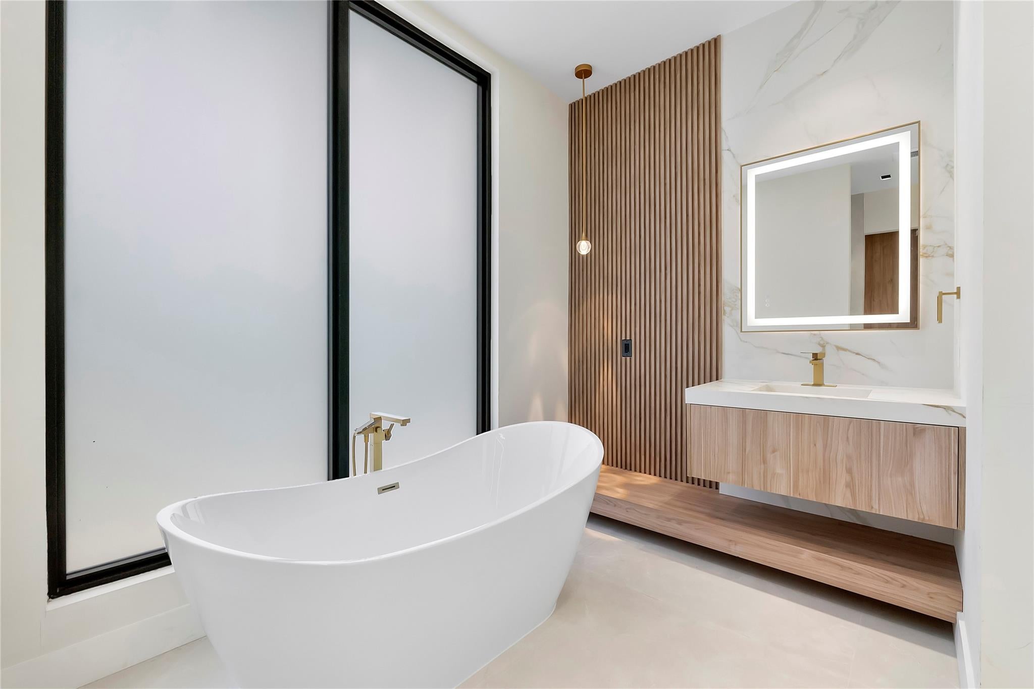 Plantation, Florida, 33323, United States, 6 Bedrooms Bedrooms, ,8 BathroomsBathrooms,Residential,For Sale,1984384