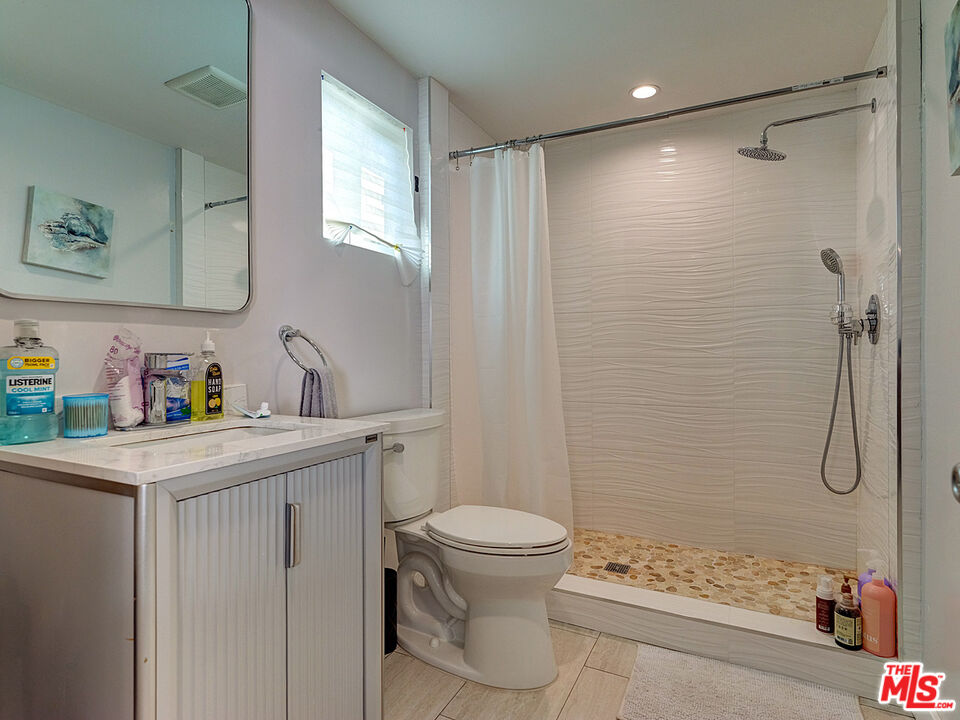 Los Angeles, California, 90019, United States, 4 Bedrooms Bedrooms, ,3 BathroomsBathrooms,Residential,For Sale,1924996