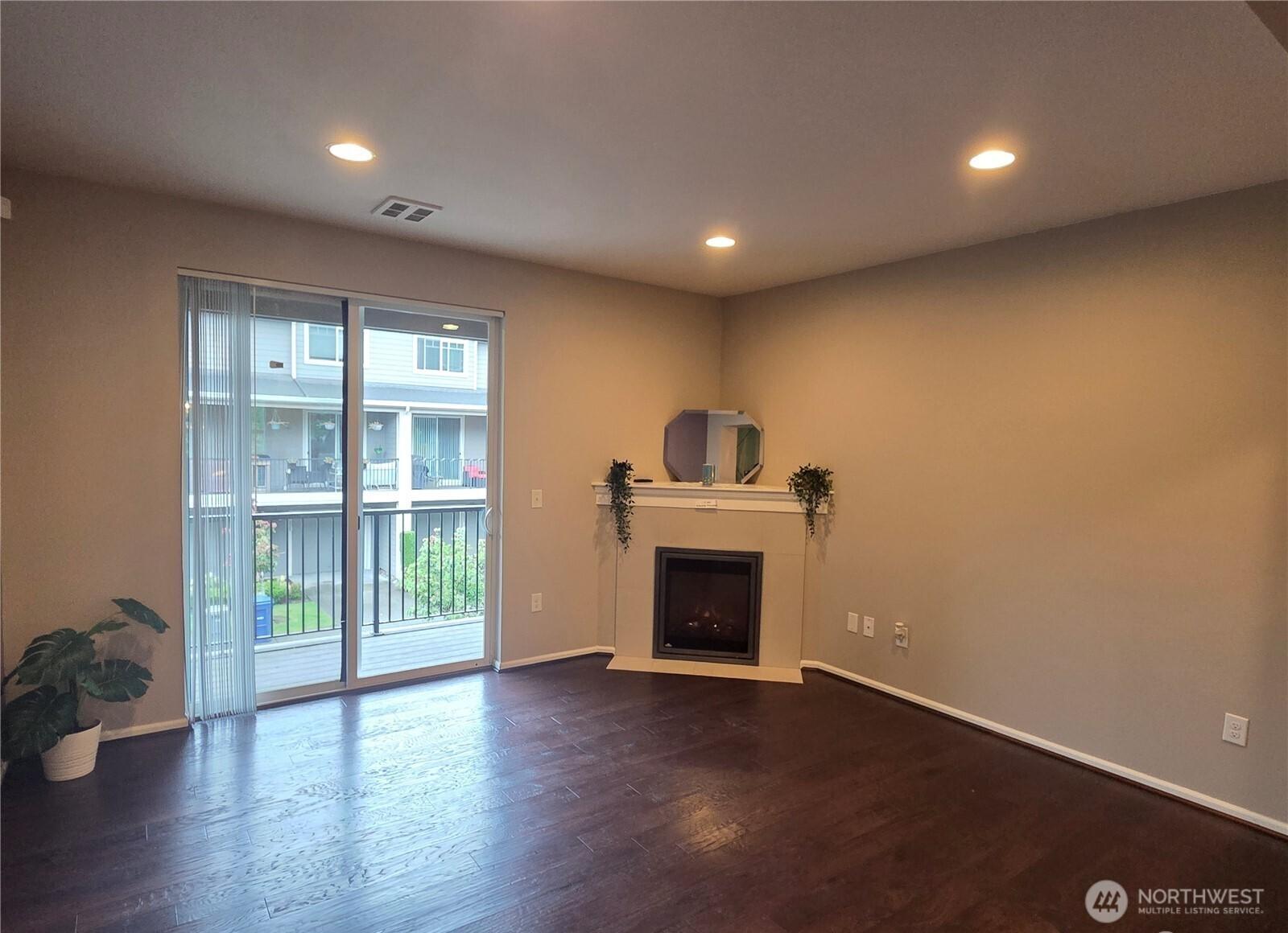 EVERETT, Washington, 98208, United States, 2 Bedrooms Bedrooms, ,3 BathroomsBathrooms,Residential,For Sale,1948588