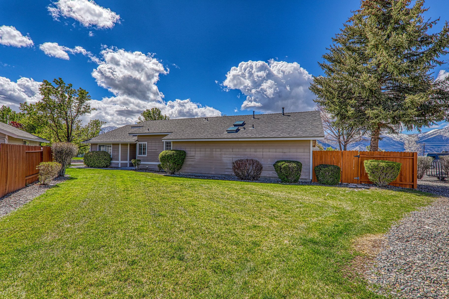  3 Bedrooms, 2 bath, 2 car garage, single level home in Minden NV - 物件實景