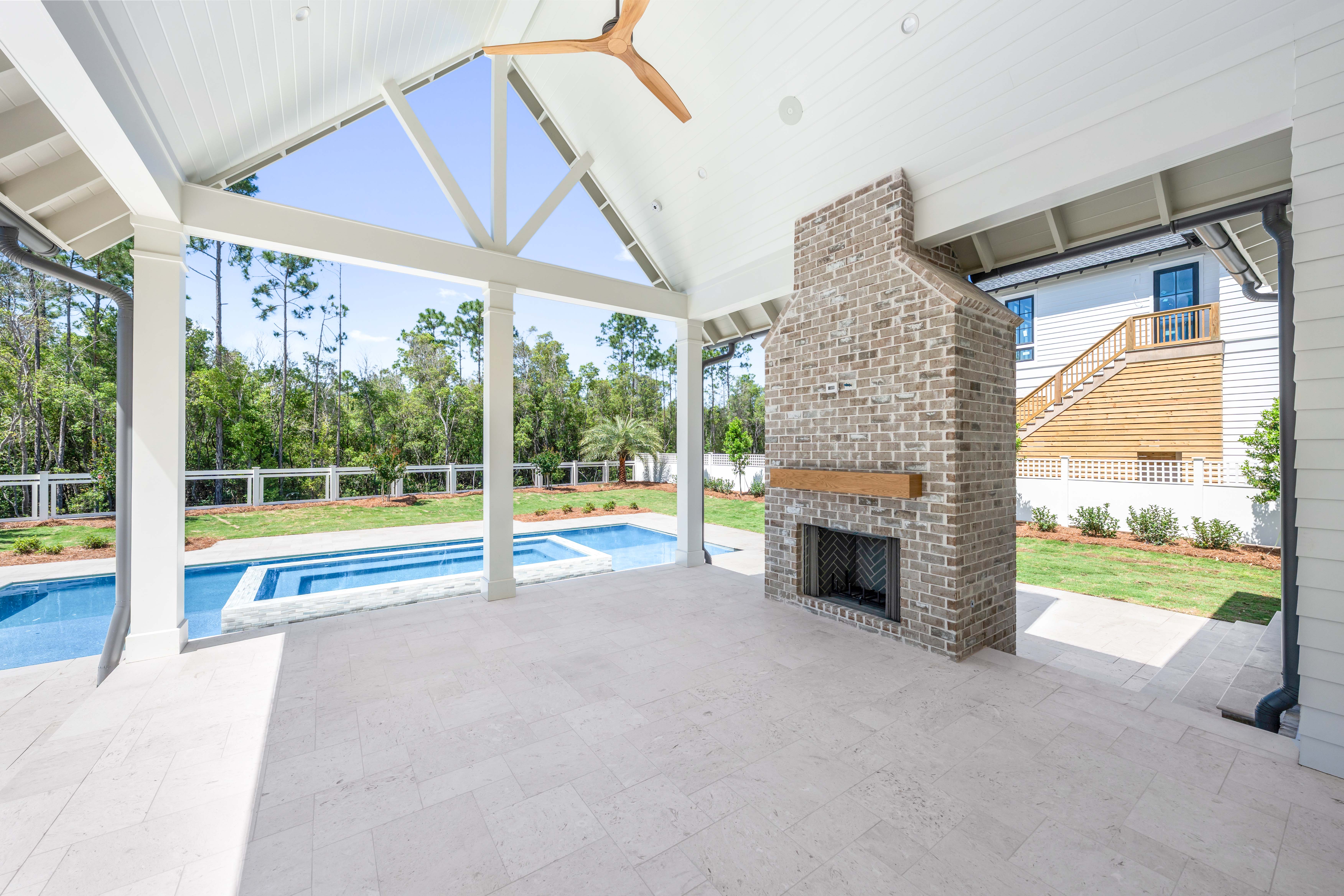  Backyard Oasis with 15x40 Pool, 7x16 Spa, Firepit and Spacious Porch - 物件實景