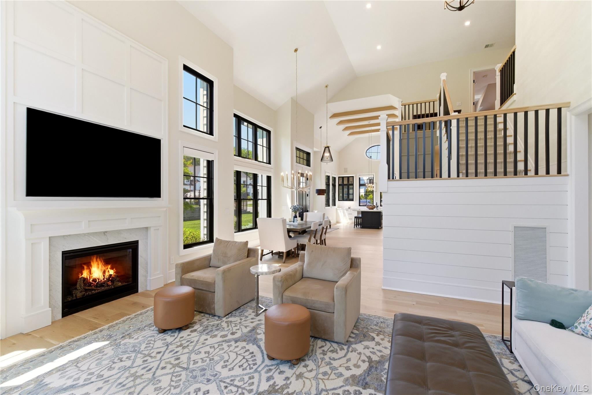  102 Three Ponds Lane E, Woodbury, NY, 11797 - 物件實景