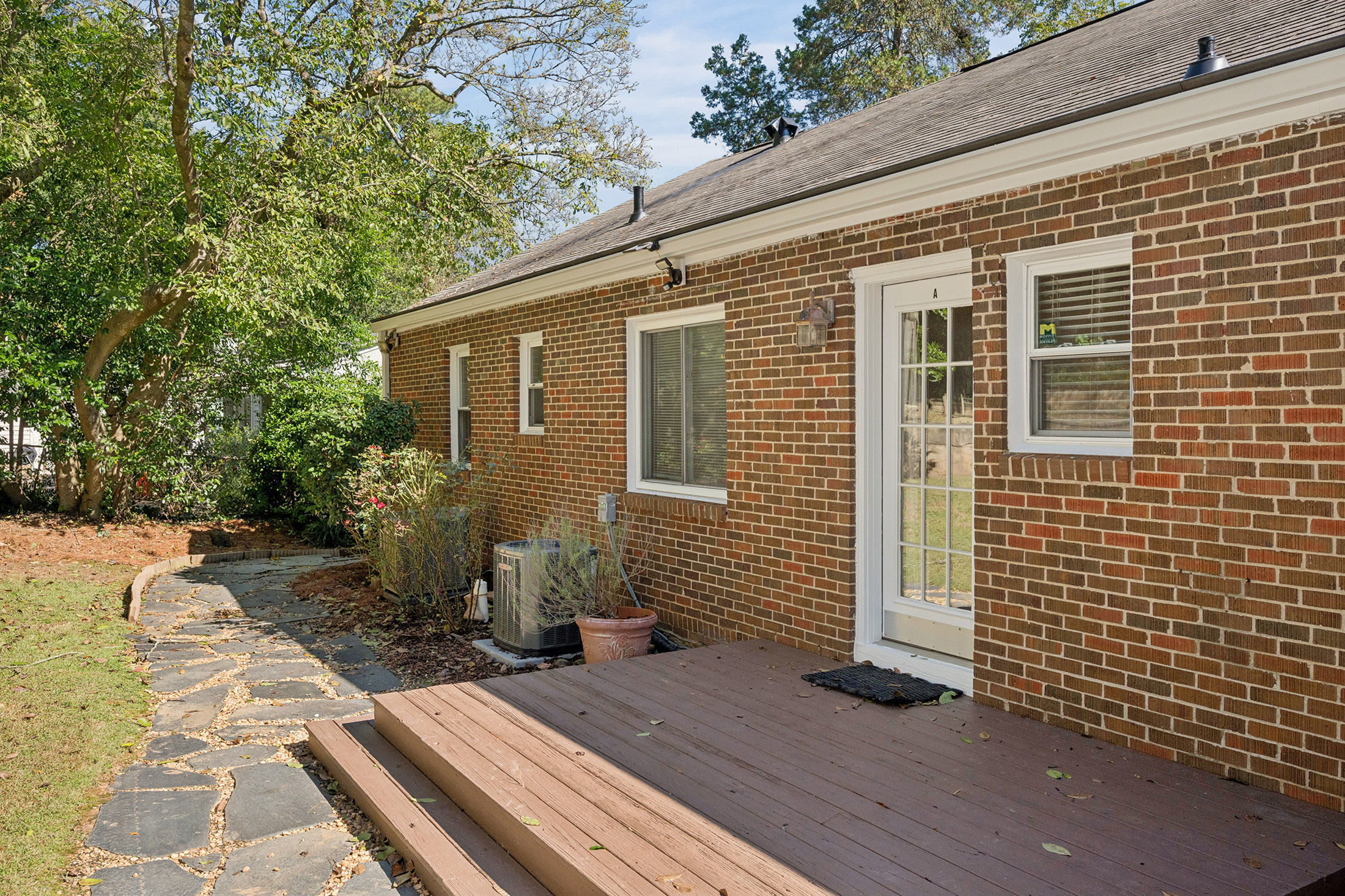  Beautifully Updated Brick Duplex Offers Rare Opportunity in the Heart of Decatur - 物件實景