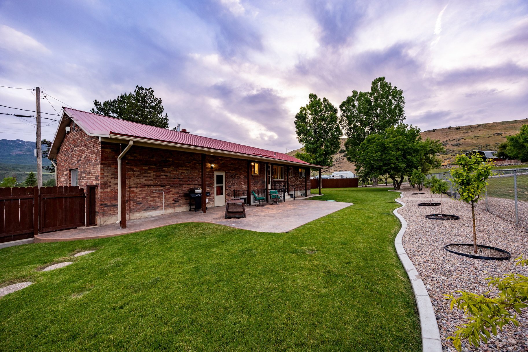  Incredibly Well-Maintained Horse Property with Indoor Arena & Views - 物件實景