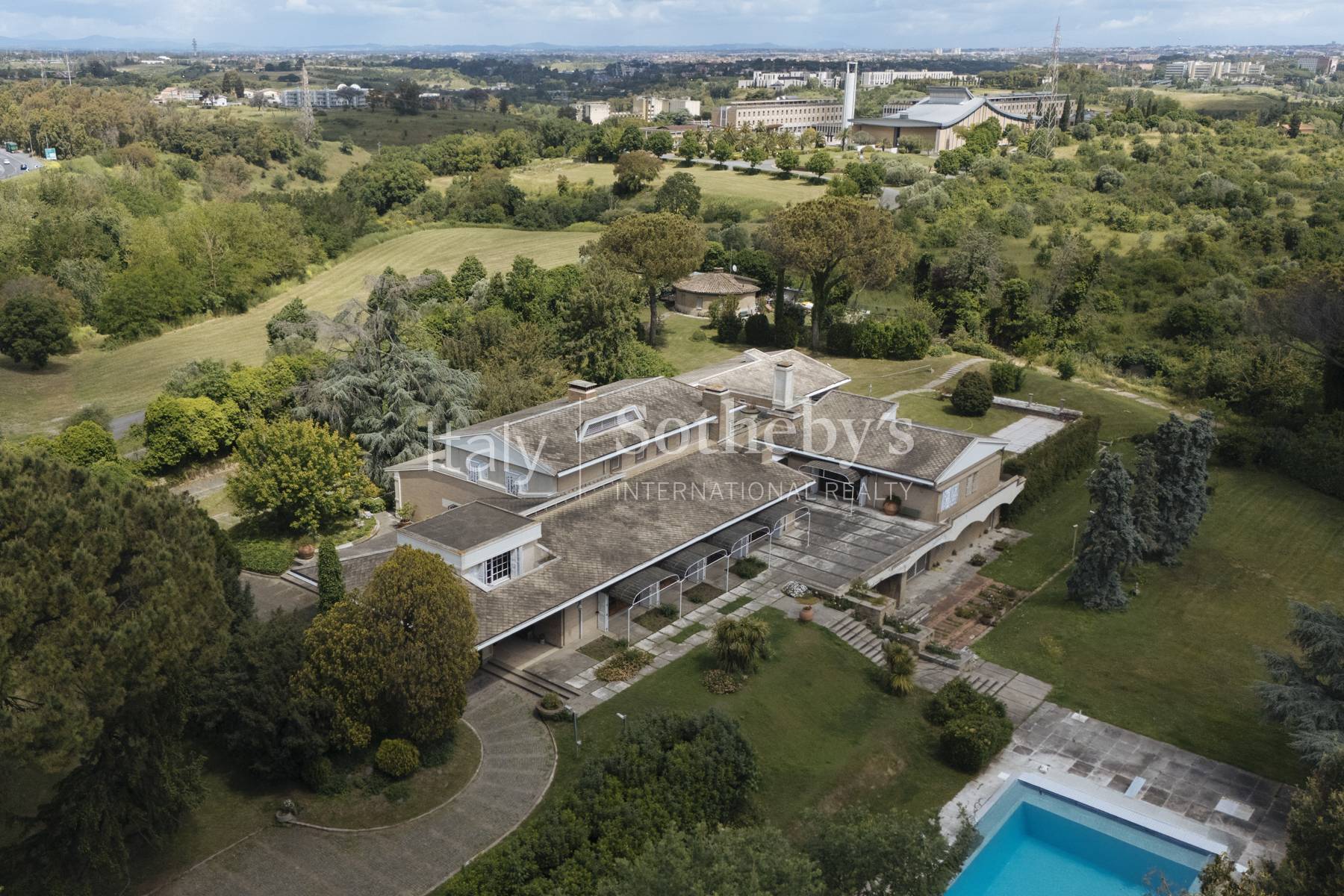  Iconic mansion immersed in a private park with pool - 物件實景