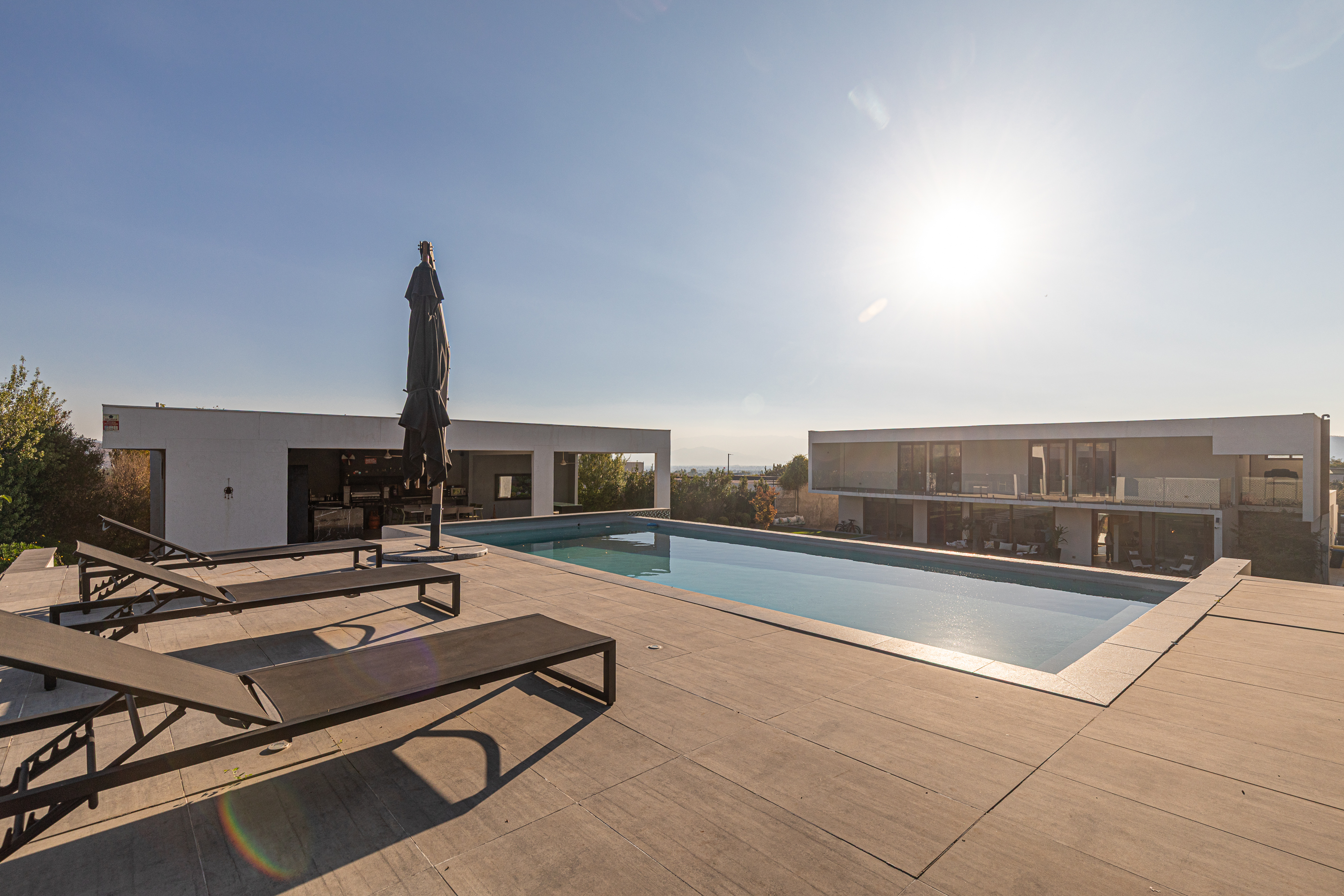  Mediterranean-style home with a barbecue are and swimming pool - 物件實景