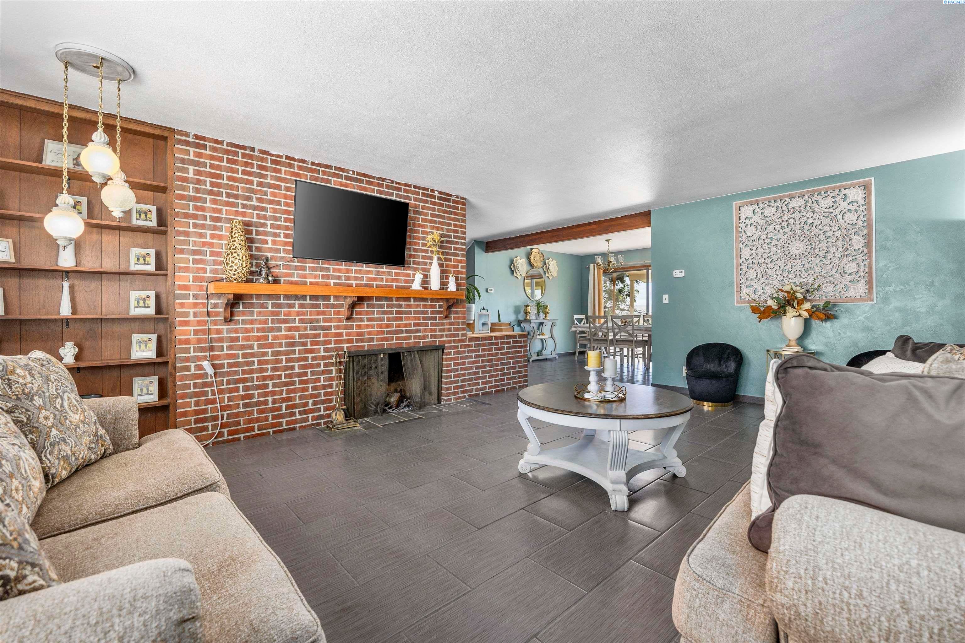 Sunnyside, Washington, 98944, United States, 4 Bedrooms Bedrooms, ,3 BathroomsBathrooms,Residential,For Sale,1979246