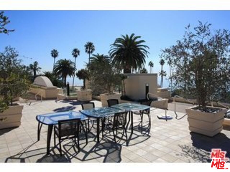 Santa Monica, California, 90402, United States, 2 Bedrooms Bedrooms, ,2 BathroomsBathrooms,Residential,For Sale,1901318