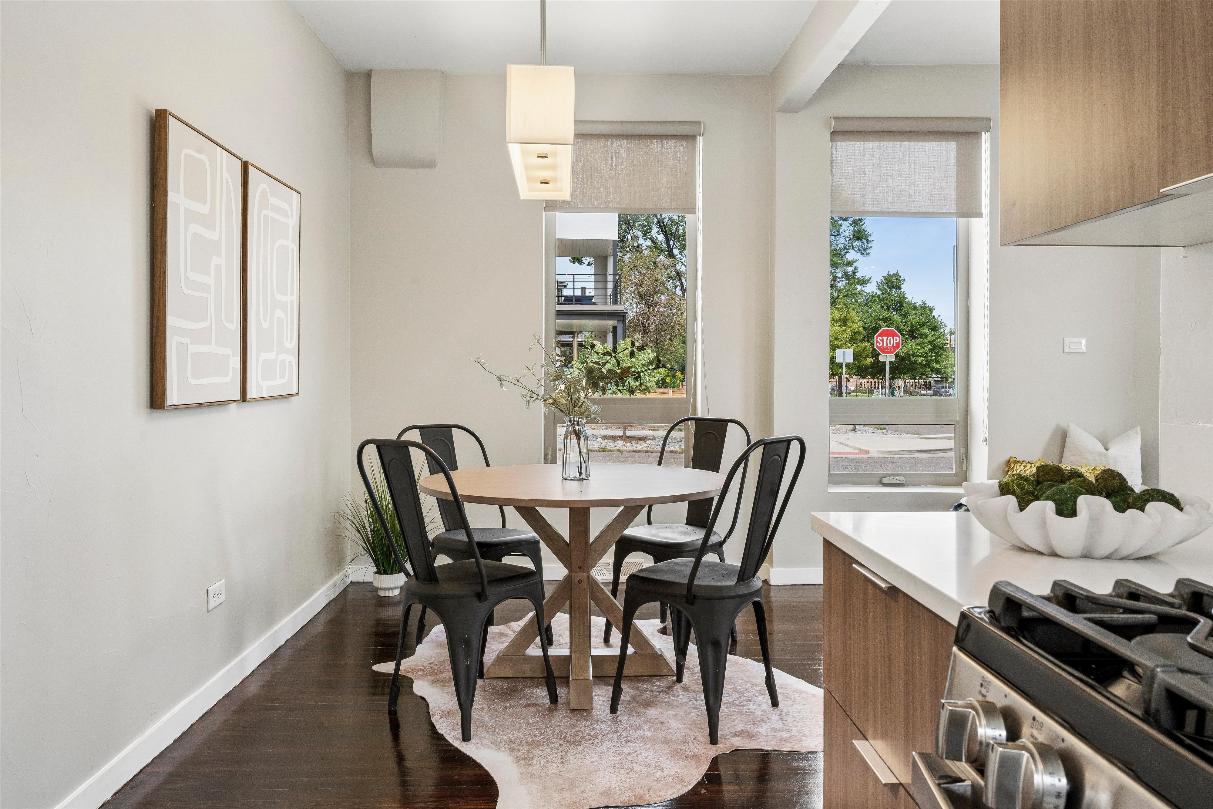  Beautifully updated residence, timeless architectural character & modern comfort - 物件實景