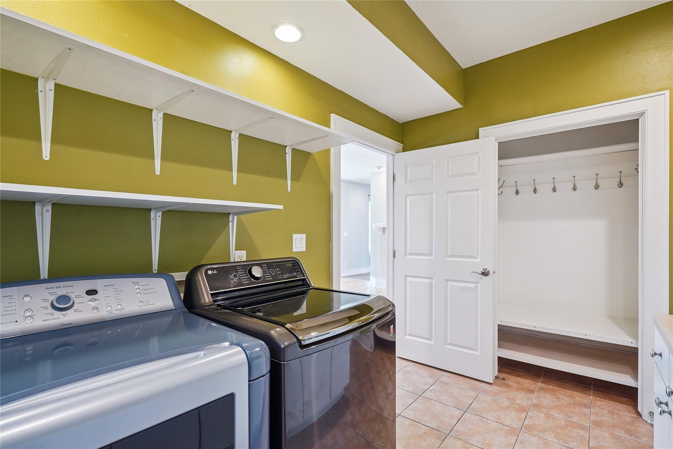 Urbandale, Iowa, 50323, United States, 5 Bedrooms Bedrooms, ,5 BathroomsBathrooms,Residential,For Sale,1978206