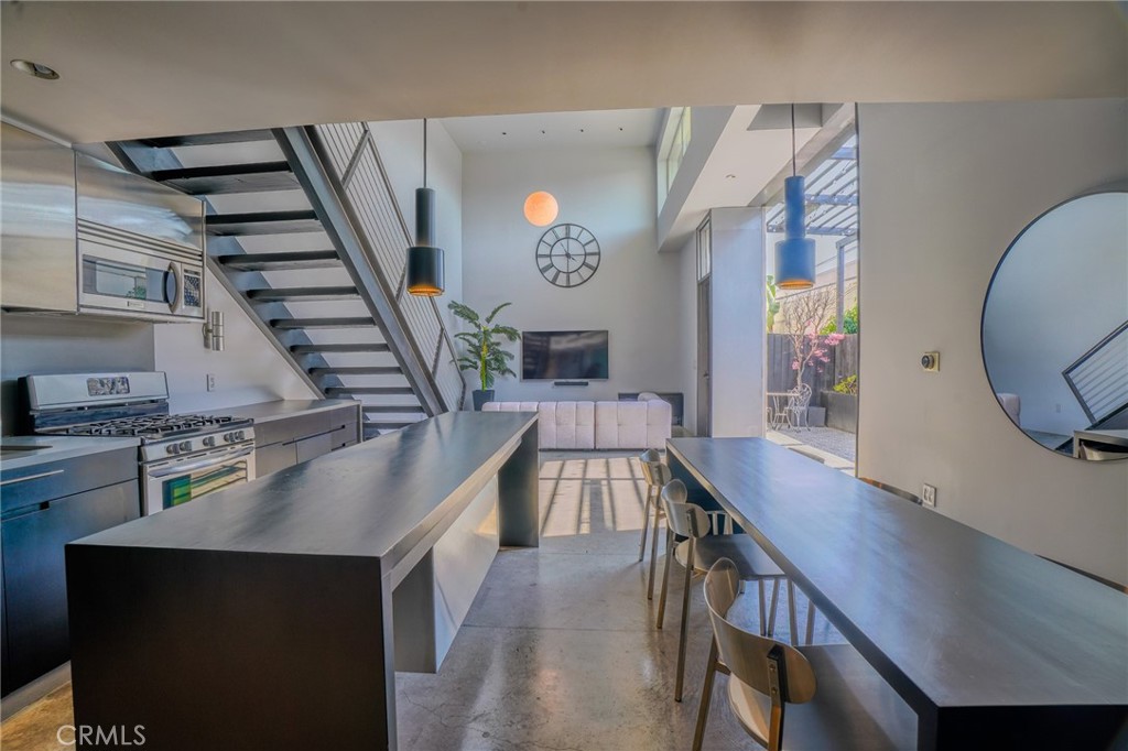West Hollywood, California, 90046, United States, 1 Bedroom Bedrooms, ,2 BathroomsBathrooms,Residential,For Sale,1913666