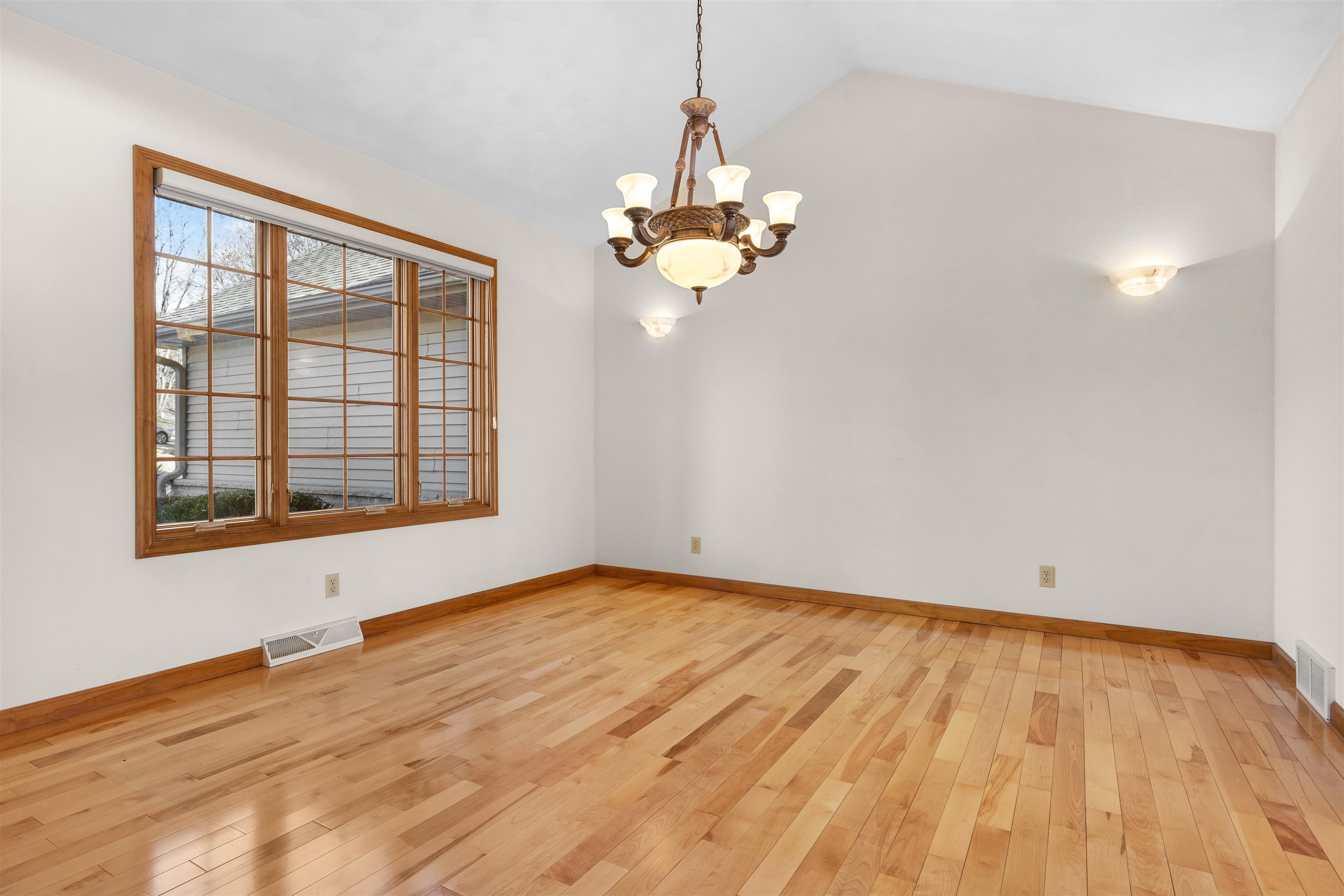 Roscoe, Illinois, 61073, United States, 3 Bedrooms Bedrooms, ,4 BathroomsBathrooms,Residential,For Sale,2011367