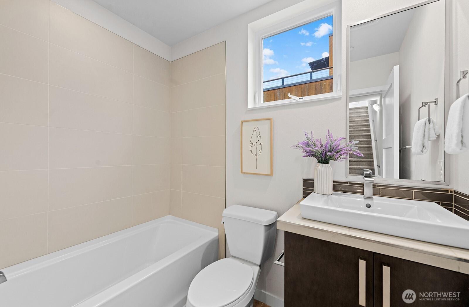 SEATTLE, Washington, 98115, United States, 2 Bedrooms Bedrooms, ,3 BathroomsBathrooms,Residential,For Sale,1918220